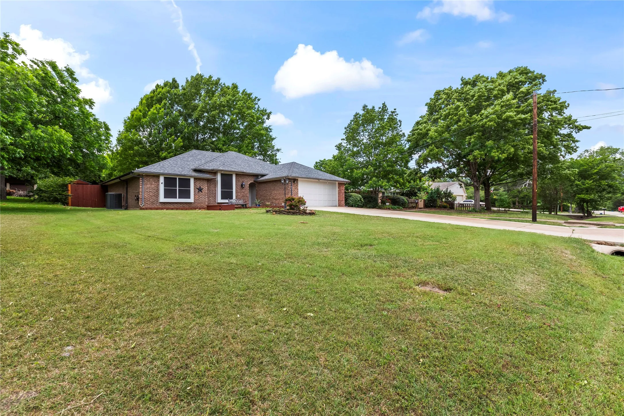 Single Family Residence For Sale in Dallas County , 403 N Casa Grande Circle, Duncanville, Texas 75116, 3 Bedroom, 2 Bathroom, 2 Garage spaces, 1,793 Sqft, built in 1985, mls#21274007, Real Estate Agent in Duncanville, Homes For Sale in Dallas county, Homes For Sale in Duncanville, Realtor in Duncanville Texas, Real Estate Brokerage Independent Realty Texas, Luminita Cordes Realtor