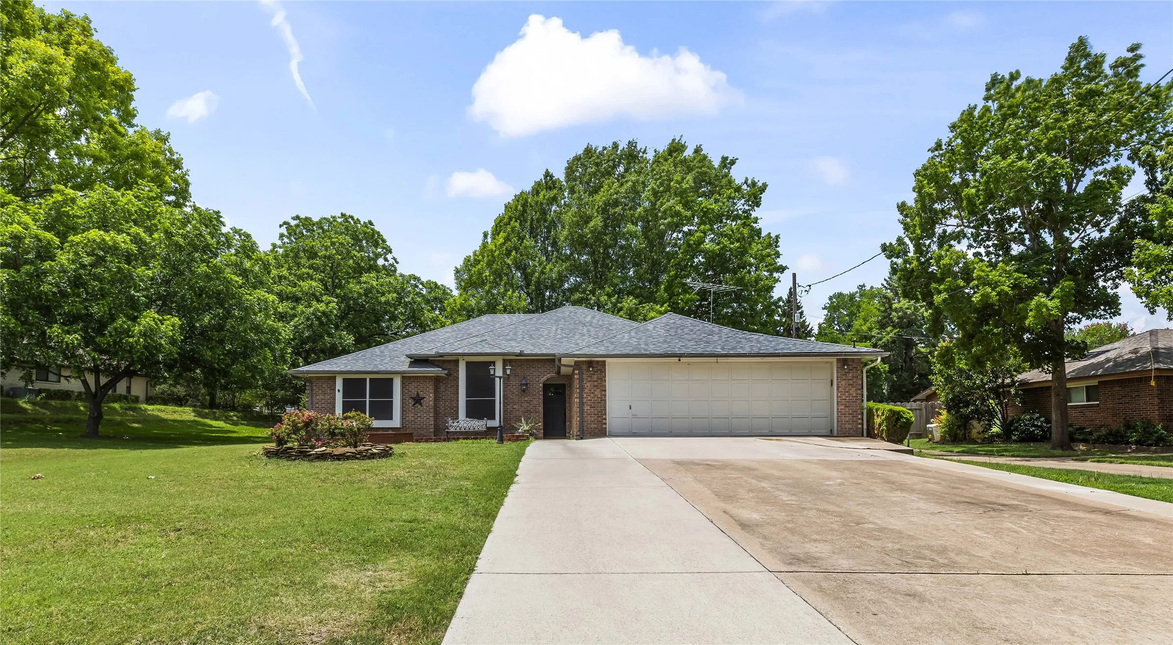 Single Family Residence For Sale in Dallas County , 403 N Casa Grande Circle, Duncanville, Texas 75116, 3 Bedroom, 2 Bathroom, 2 Garage spaces, 1,793 Sqft, built in 1985, mls#21274007, Real Estate Agent in Duncanville, Homes For Sale in Dallas county, Homes For Sale in Duncanville, Realtor in Duncanville Texas, Real Estate Brokerage Independent Realty Texas, Luminita Cordes Realtor