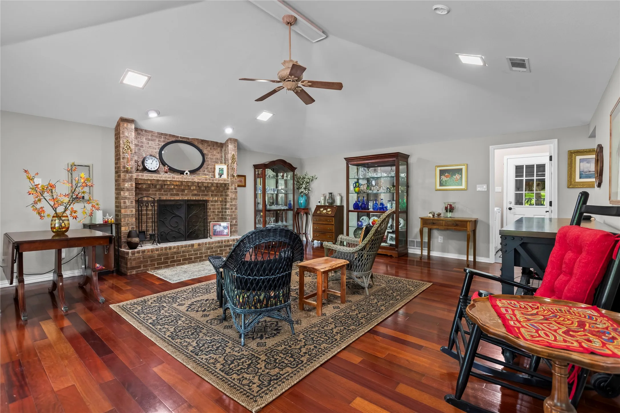 Single Family Residence For Sale in Dallas County , 403 N Casa Grande Circle, Duncanville, Texas 75116, 3 Bedroom, 2 Bathroom, 2 Garage spaces, 1,793 Sqft, built in 1985, mls#21274007, Real Estate Agent in Duncanville, Homes For Sale in Dallas county, Homes For Sale in Duncanville, Realtor in Duncanville Texas, Real Estate Brokerage Independent Realty Texas, Luminita Cordes Realtor