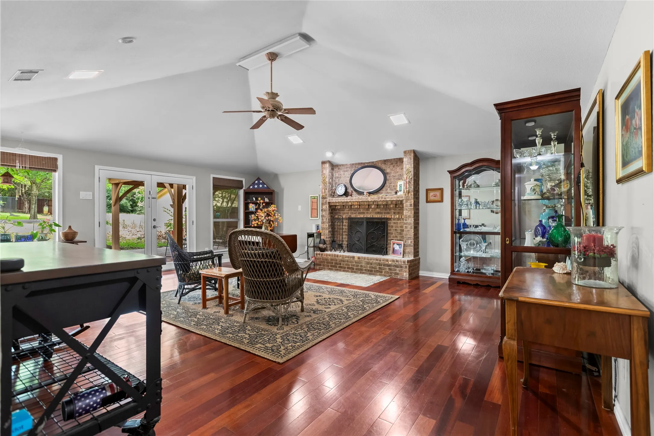 Single Family Residence For Sale in Dallas County , 403 N Casa Grande Circle, Duncanville, Texas 75116, 3 Bedroom, 2 Bathroom, 2 Garage spaces, 1,793 Sqft, built in 1985, mls#21274007, Real Estate Agent in Duncanville, Homes For Sale in Dallas county, Homes For Sale in Duncanville, Realtor in Duncanville Texas, Real Estate Brokerage Independent Realty Texas, Luminita Cordes Realtor