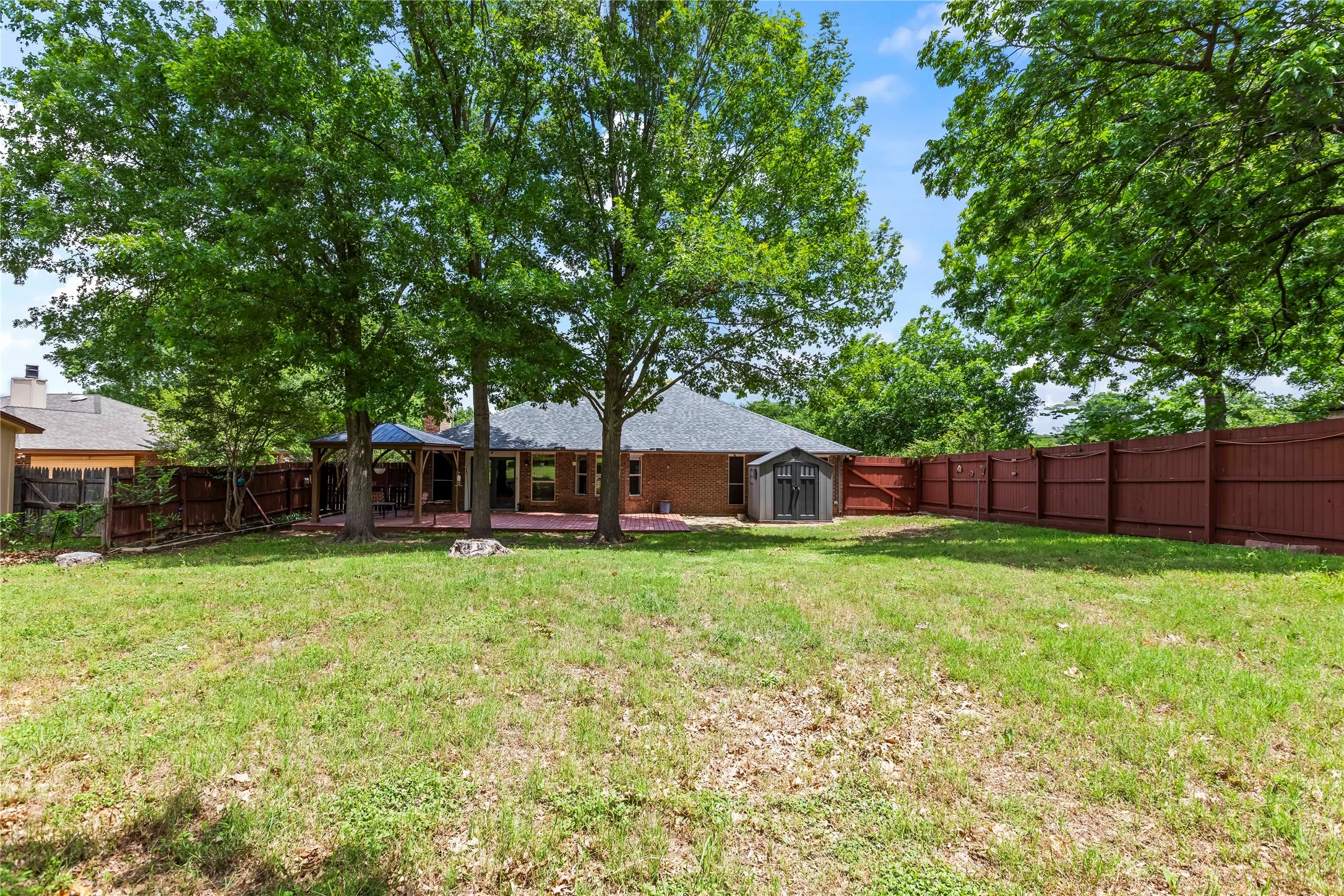 Single Family Residence For Sale in Dallas County , 403 N Casa Grande Circle, Duncanville, Texas 75116, 3 Bedroom, 2 Bathroom, 2 Garage spaces, 1,793 Sqft, built in 1985, mls#21274007, Real Estate Agent in Duncanville, Homes For Sale in Dallas county, Homes For Sale in Duncanville, Realtor in Duncanville Texas, Real Estate Brokerage Independent Realty Texas, Luminita Cordes Realtor