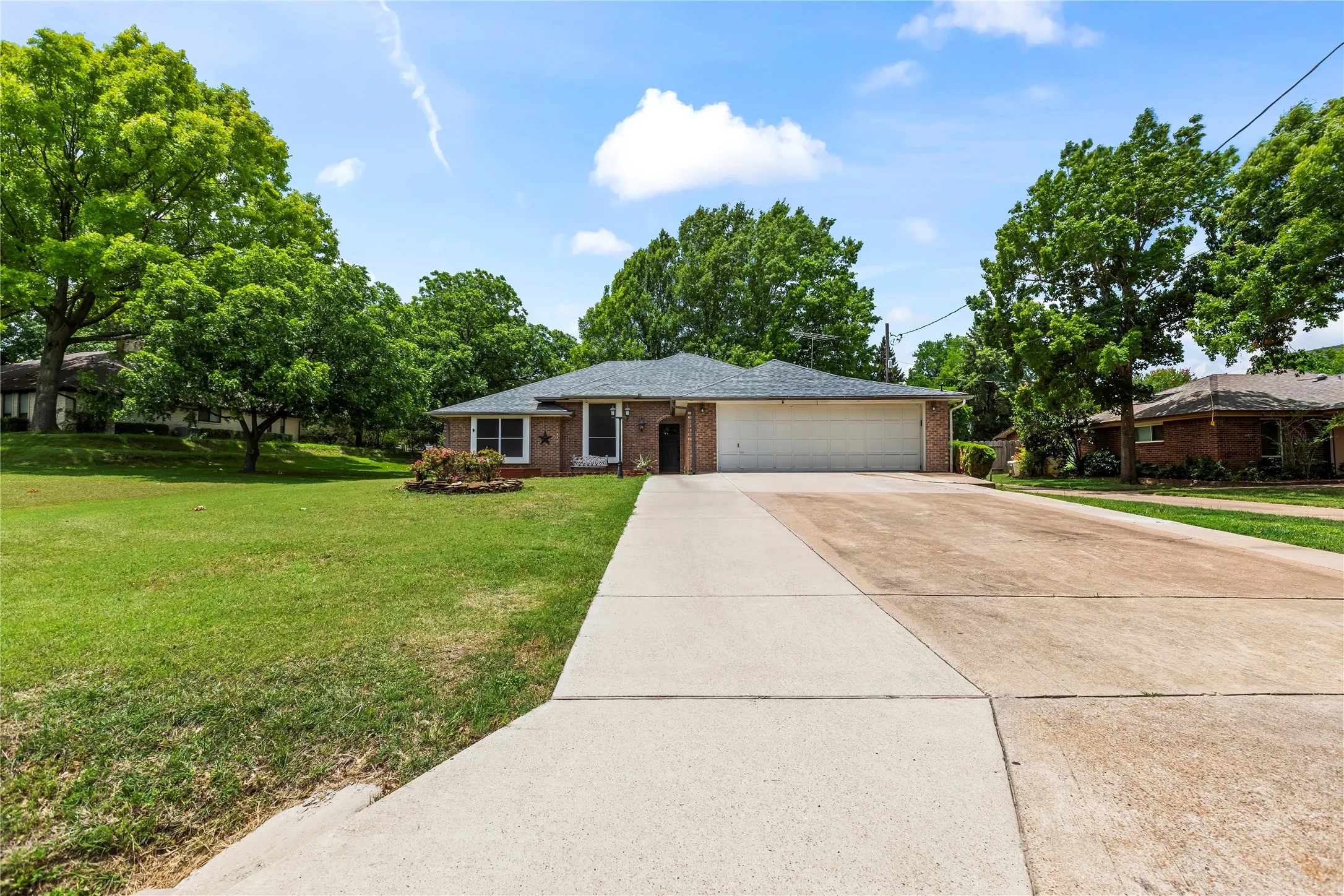 Single Family Residence For Sale in Dallas County , 403 N Casa Grande Circle, Duncanville, Texas 75116, 3 Bedroom, 2 Bathroom, 2 Garage spaces, 1,793 Sqft, built in 1985, mls#21274007, Real Estate Agent in Duncanville, Homes For Sale in Dallas county, Homes For Sale in Duncanville, Realtor in Duncanville Texas, Real Estate Brokerage Independent Realty Texas, Luminita Cordes Realtor