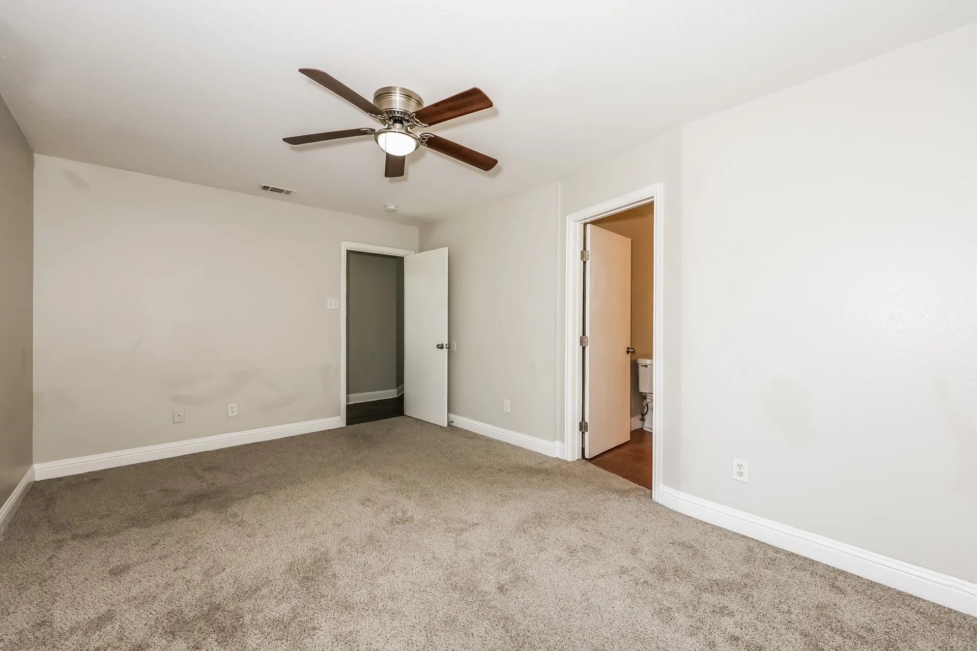 Single Family Residence For Sale in Dallas County , 10522 Woodleaf Drive, Dallas, Texas 75227, 3 Bedroom, 3 Bathroom, 1 Garage spaces, 1,578 Sqft, built in 2002, mls#21274664, Real Estate Agent in Dallas, Homes For Sale in Dallas county, Homes For Sale in Dallas, Realtor in Dallas Texas, Real Estate Brokerage Independent Realty Texas, Luminita Cordes Realtor