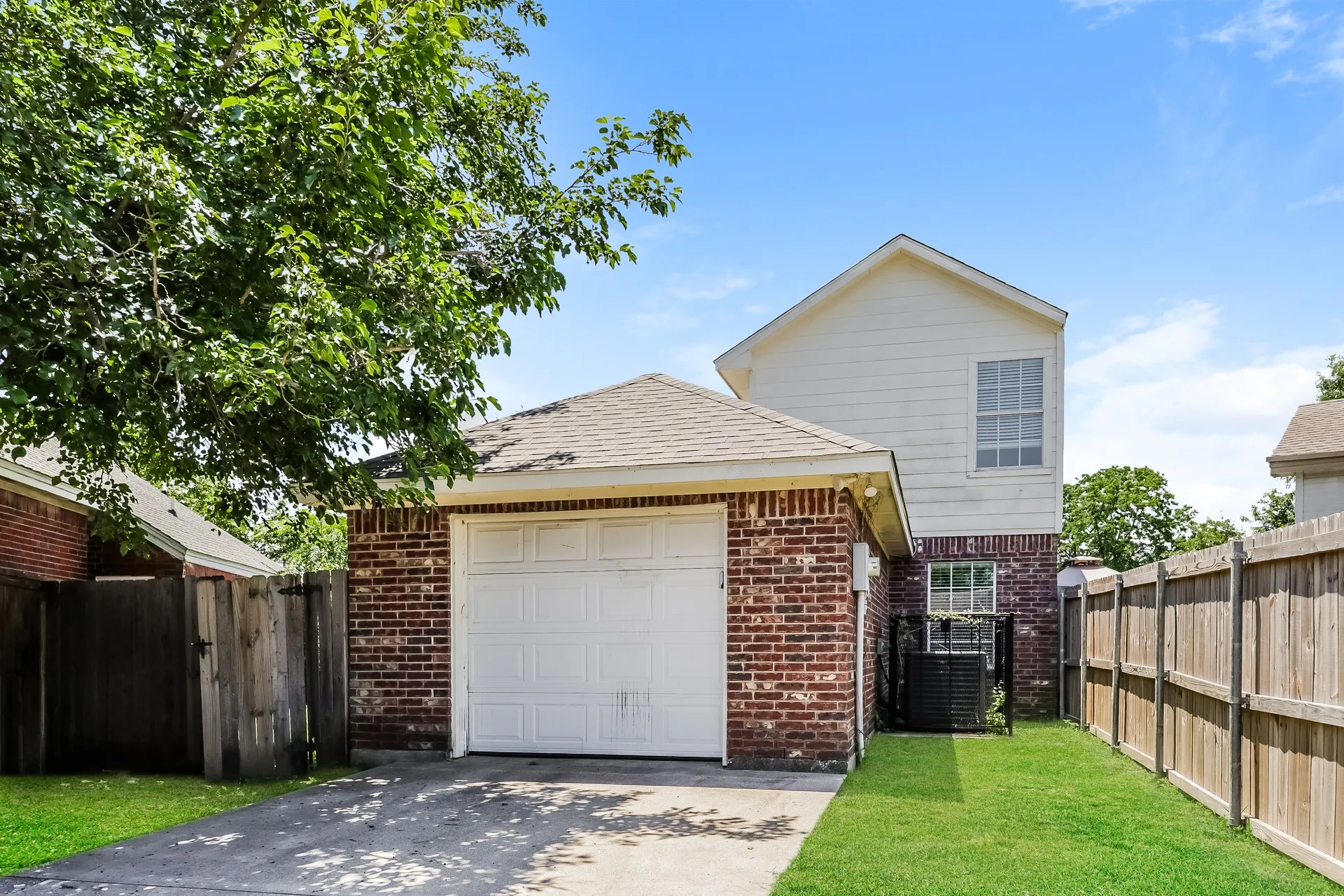 Single Family Residence For Sale in Dallas County , 10522 Woodleaf Drive, Dallas, Texas 75227, 3 Bedroom, 3 Bathroom, 1 Garage spaces, 1,578 Sqft, built in 2002, mls#21274664, Real Estate Agent in Dallas, Homes For Sale in Dallas county, Homes For Sale in Dallas, Realtor in Dallas Texas, Real Estate Brokerage Independent Realty Texas, Luminita Cordes Realtor