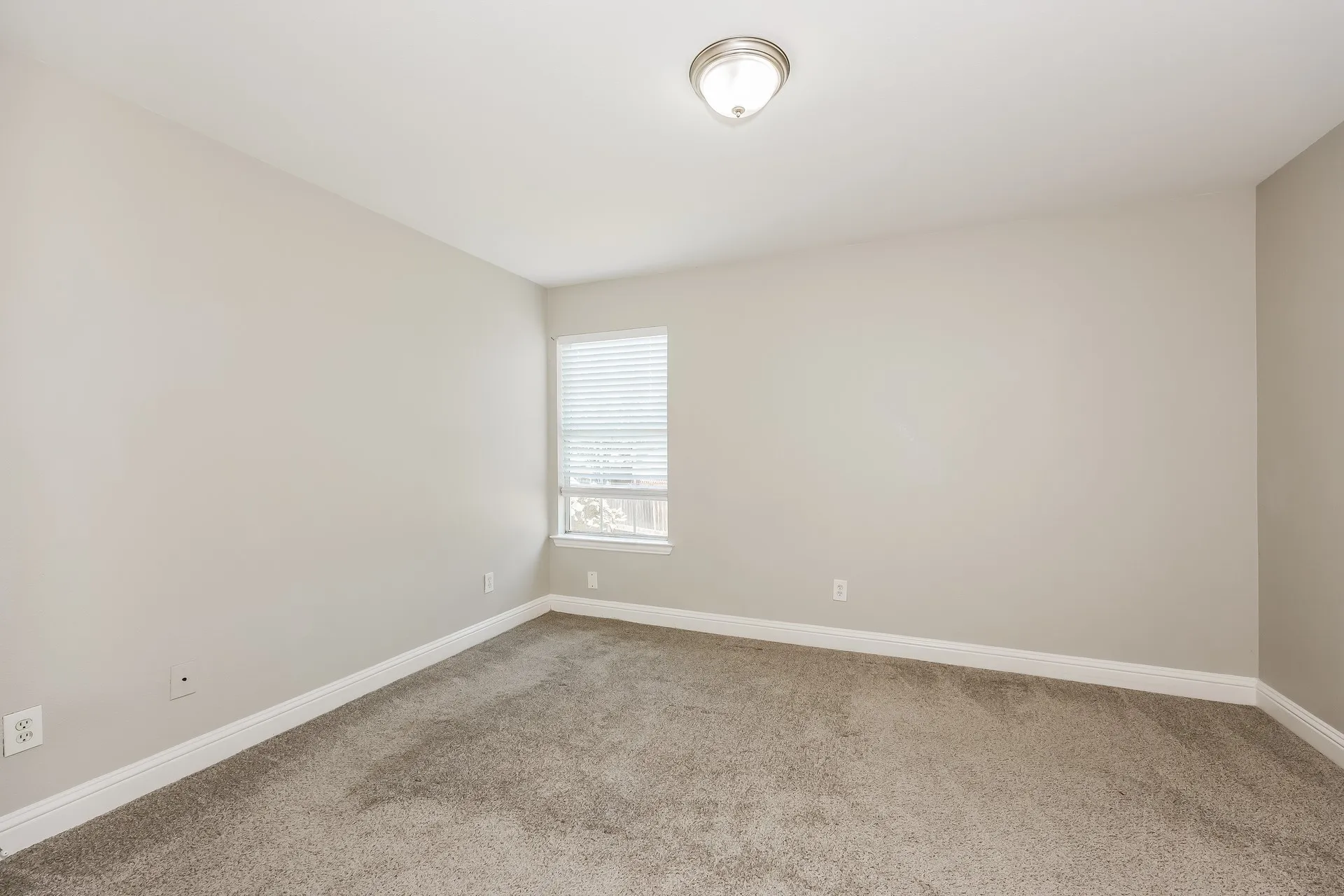 Single Family Residence For Sale in Dallas County , 10522 Woodleaf Drive, Dallas, Texas 75227, 3 Bedroom, 3 Bathroom, 1 Garage spaces, 1,578 Sqft, built in 2002, mls#21274664, Real Estate Agent in Dallas, Homes For Sale in Dallas county, Homes For Sale in Dallas, Realtor in Dallas Texas, Real Estate Brokerage Independent Realty Texas, Luminita Cordes Realtor