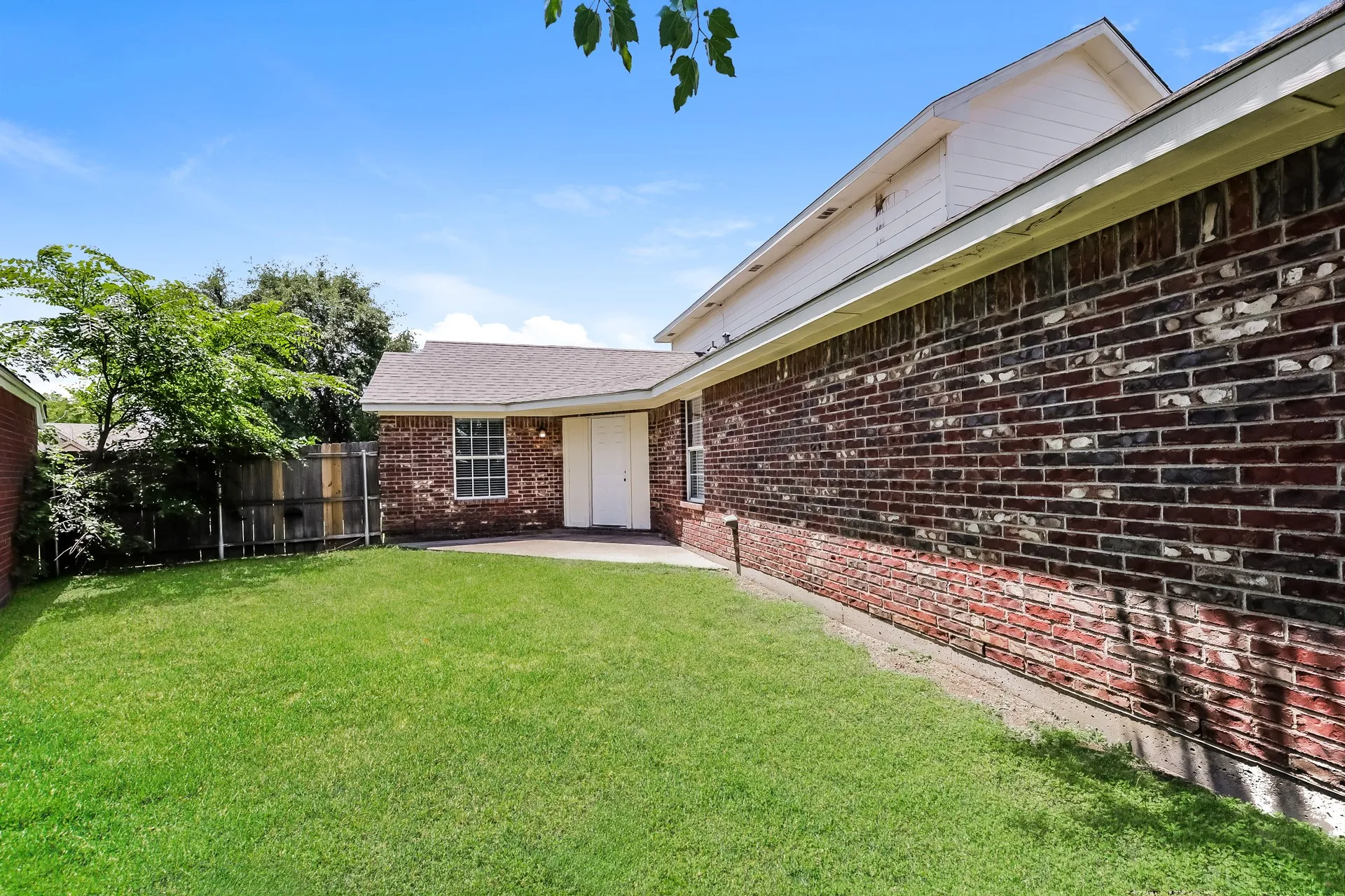 Single Family Residence For Sale in Dallas County , 10522 Woodleaf Drive, Dallas, Texas 75227, 3 Bedroom, 3 Bathroom, 1 Garage spaces, 1,578 Sqft, built in 2002, mls#21274664, Real Estate Agent in Dallas, Homes For Sale in Dallas county, Homes For Sale in Dallas, Realtor in Dallas Texas, Real Estate Brokerage Independent Realty Texas, Luminita Cordes Realtor