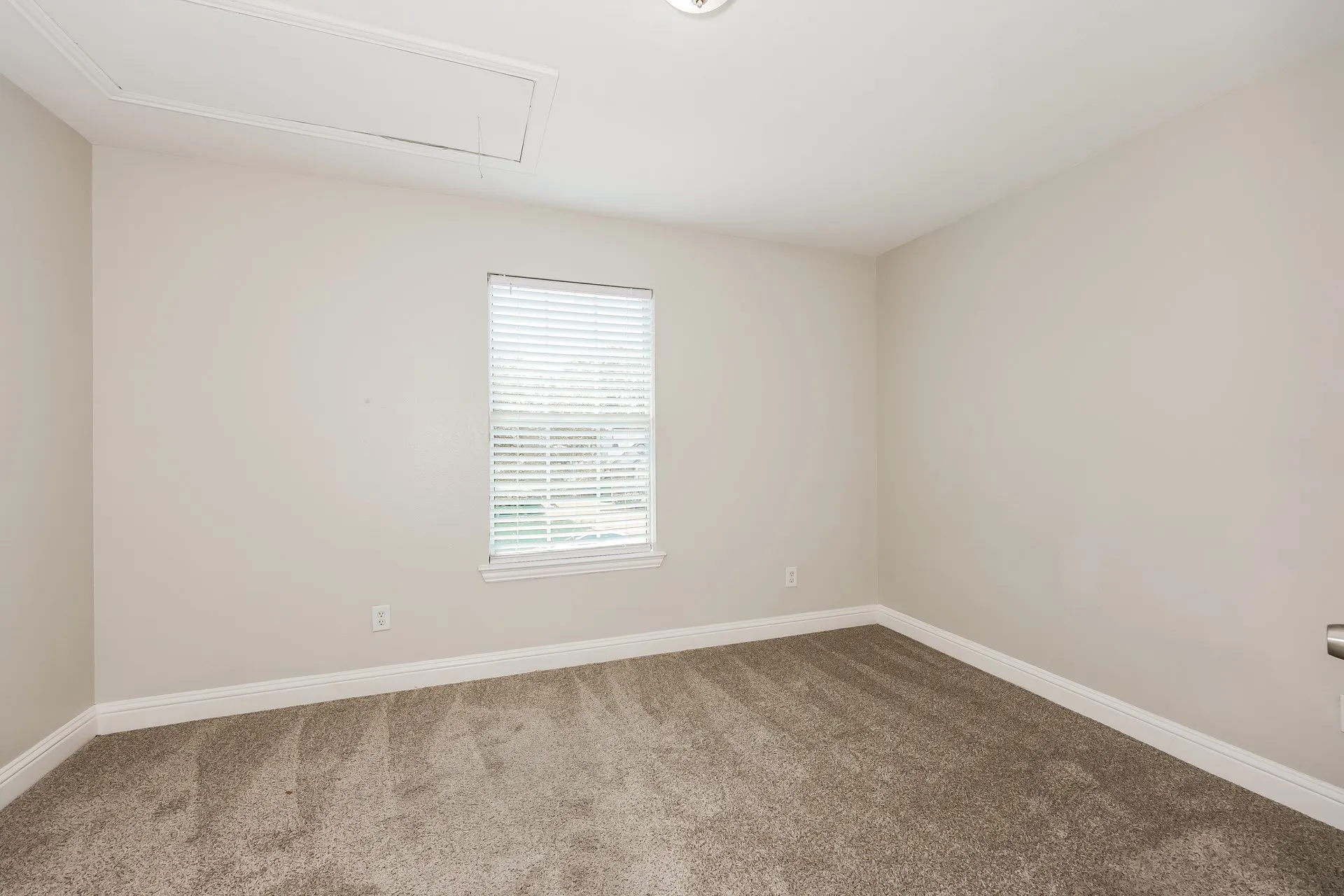 Single Family Residence For Sale in Dallas County , 10522 Woodleaf Drive, Dallas, Texas 75227, 3 Bedroom, 3 Bathroom, 1 Garage spaces, 1,578 Sqft, built in 2002, mls#21274664, Real Estate Agent in Dallas, Homes For Sale in Dallas county, Homes For Sale in Dallas, Realtor in Dallas Texas, Real Estate Brokerage Independent Realty Texas, Luminita Cordes Realtor