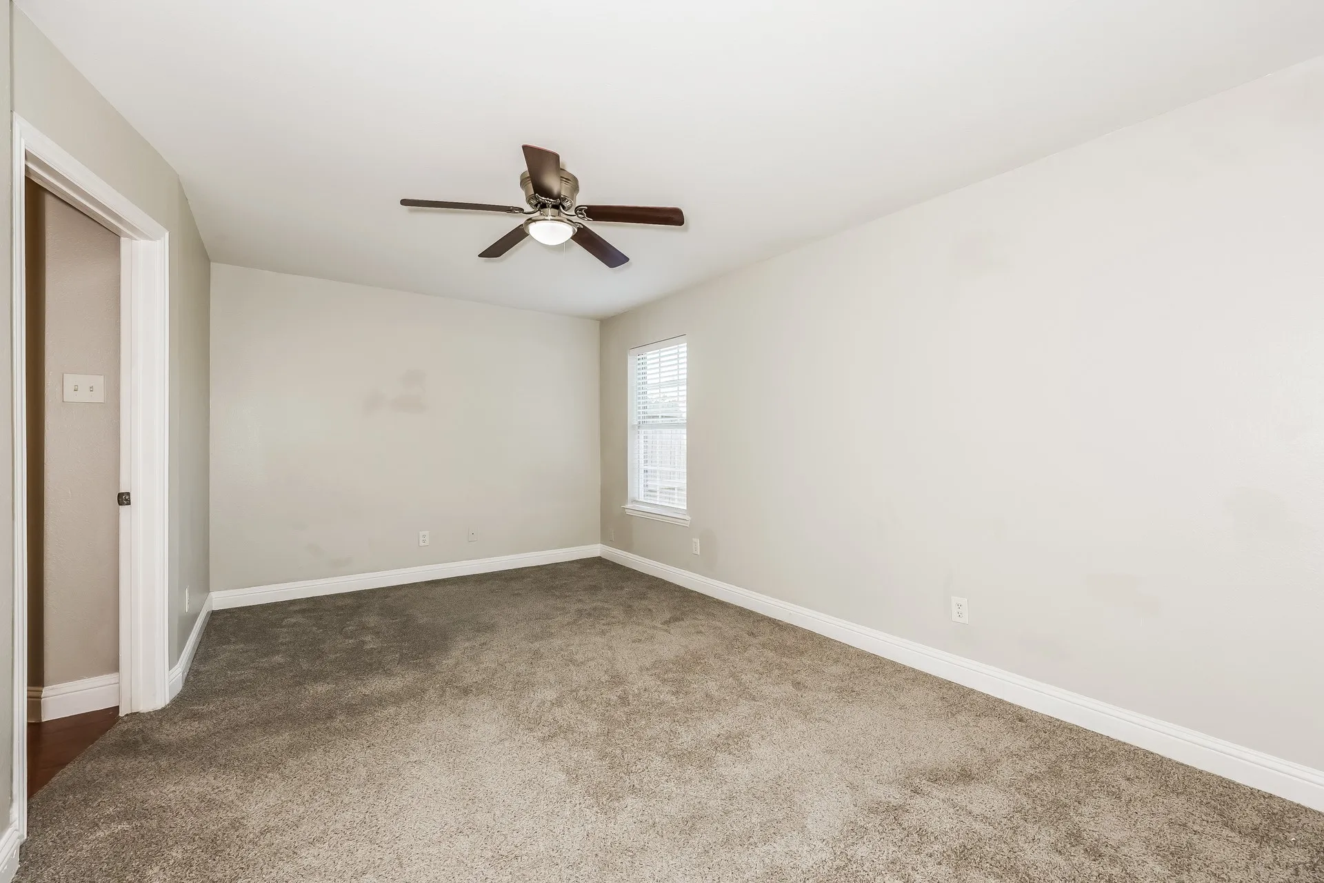 Single Family Residence For Sale in Dallas County , 10522 Woodleaf Drive, Dallas, Texas 75227, 3 Bedroom, 3 Bathroom, 1 Garage spaces, 1,578 Sqft, built in 2002, mls#21274664, Real Estate Agent in Dallas, Homes For Sale in Dallas county, Homes For Sale in Dallas, Realtor in Dallas Texas, Real Estate Brokerage Independent Realty Texas, Luminita Cordes Realtor
