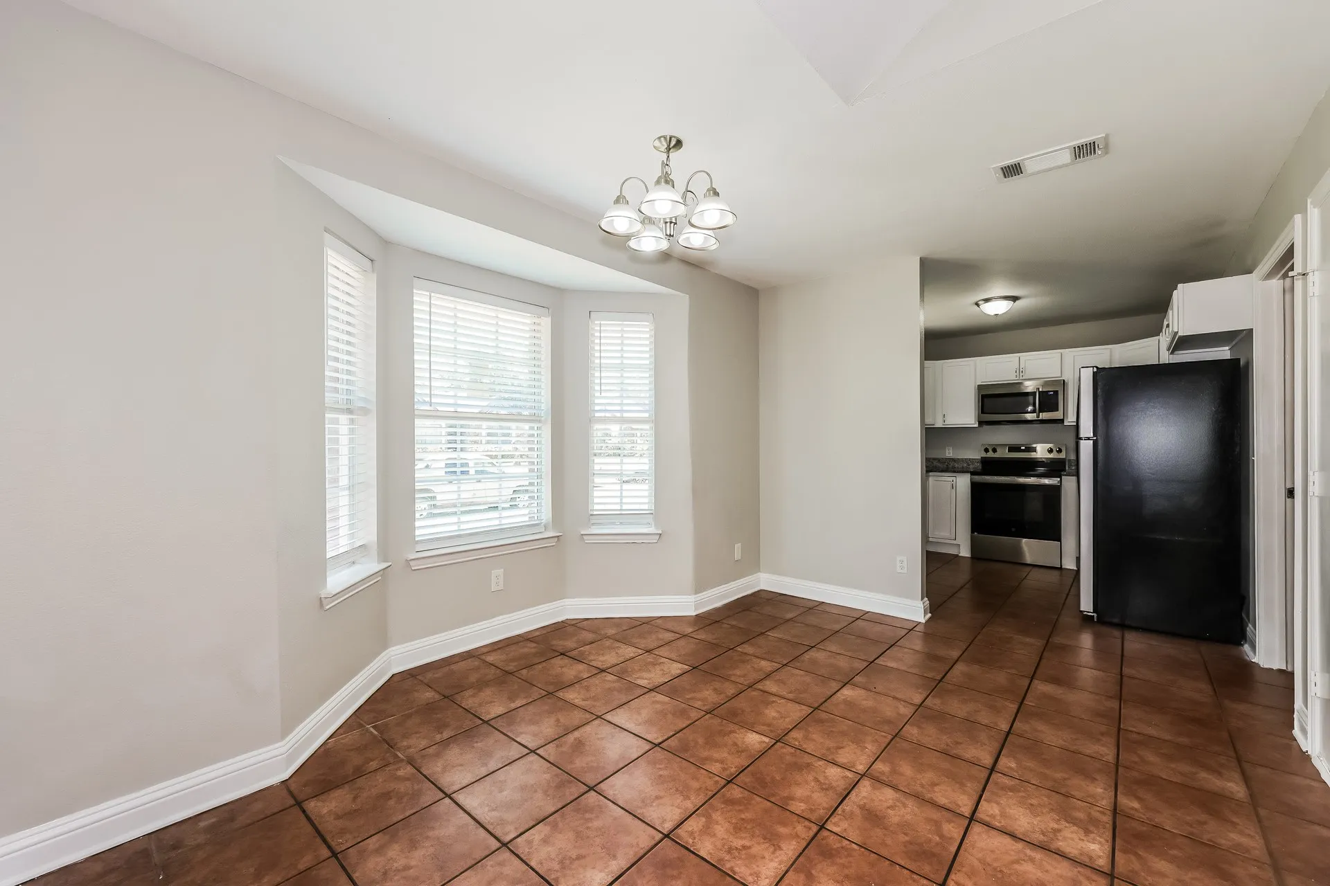 Single Family Residence For Sale in Dallas County , 10522 Woodleaf Drive, Dallas, Texas 75227, 3 Bedroom, 3 Bathroom, 1 Garage spaces, 1,578 Sqft, built in 2002, mls#21274664, Real Estate Agent in Dallas, Homes For Sale in Dallas county, Homes For Sale in Dallas, Realtor in Dallas Texas, Real Estate Brokerage Independent Realty Texas, Luminita Cordes Realtor