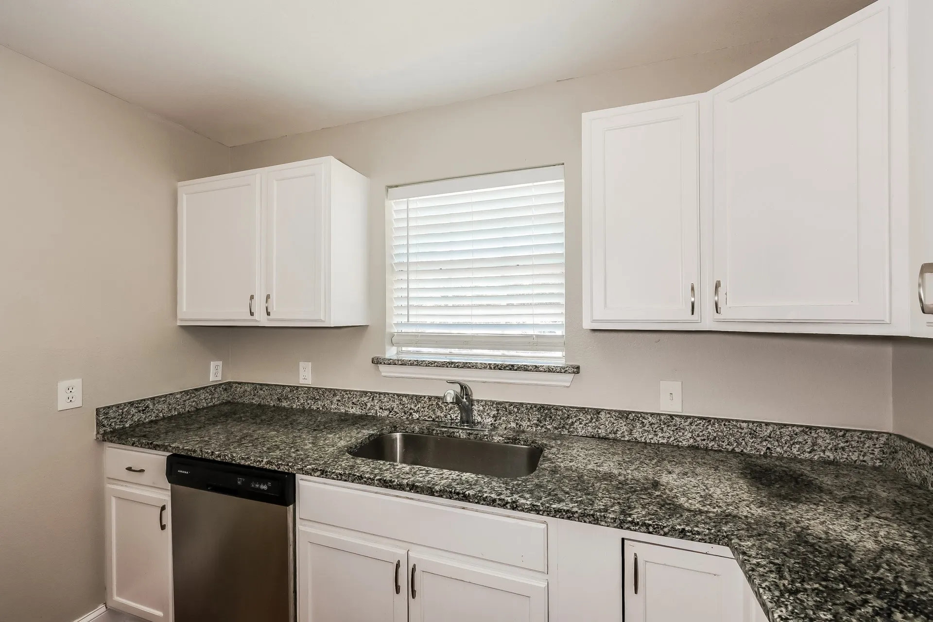 Single Family Residence For Sale in Dallas County , 10522 Woodleaf Drive, Dallas, Texas 75227, 3 Bedroom, 3 Bathroom, 1 Garage spaces, 1,578 Sqft, built in 2002, mls#21274664, Real Estate Agent in Dallas, Homes For Sale in Dallas county, Homes For Sale in Dallas, Realtor in Dallas Texas, Real Estate Brokerage Independent Realty Texas, Luminita Cordes Realtor