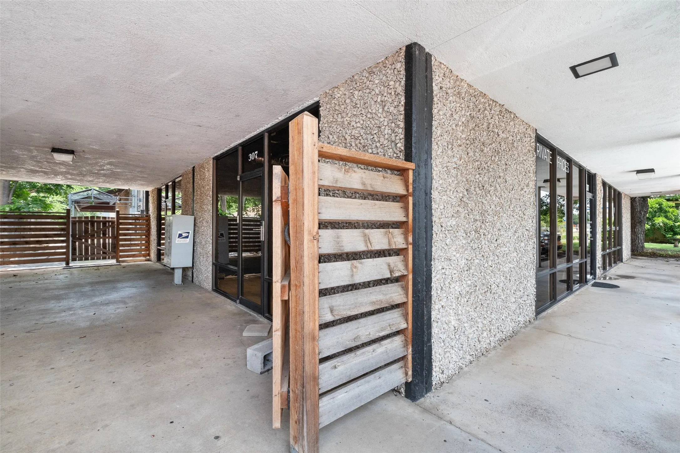 Warehouse For Rent in Hood County , 305 W Pearl Street, Granbury, Texas 76048, 0, 0, Garage spaces, 0 Sqft, built in 1976, Price $2,400, mls#21276188, Real Estate Agent in Granbury, Homes For Rent in Hood county, Homes For Rent in Granbury, Realtor in Granbury Texas, Real Estate Brokerage Independent Realty Texas, Luminita Cordes Realtor