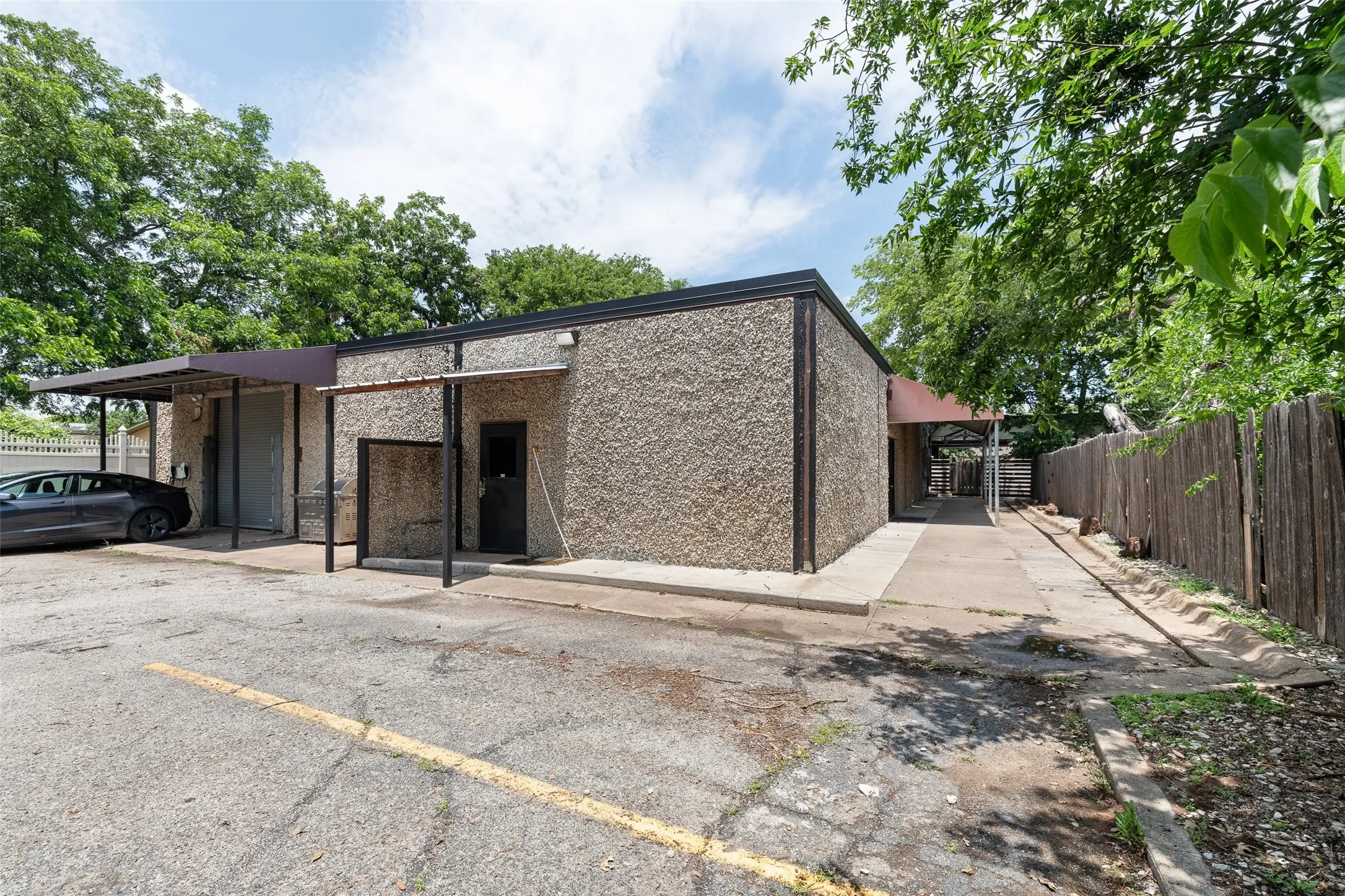 Warehouse For Rent in Hood County , 305 W Pearl Street, Granbury, Texas 76048, 0, 0, Garage spaces, 0 Sqft, built in 1976, Price $2,400, mls#21276188, Real Estate Agent in Granbury, Homes For Rent in Hood county, Homes For Rent in Granbury, Realtor in Granbury Texas, Real Estate Brokerage Independent Realty Texas, Luminita Cordes Realtor