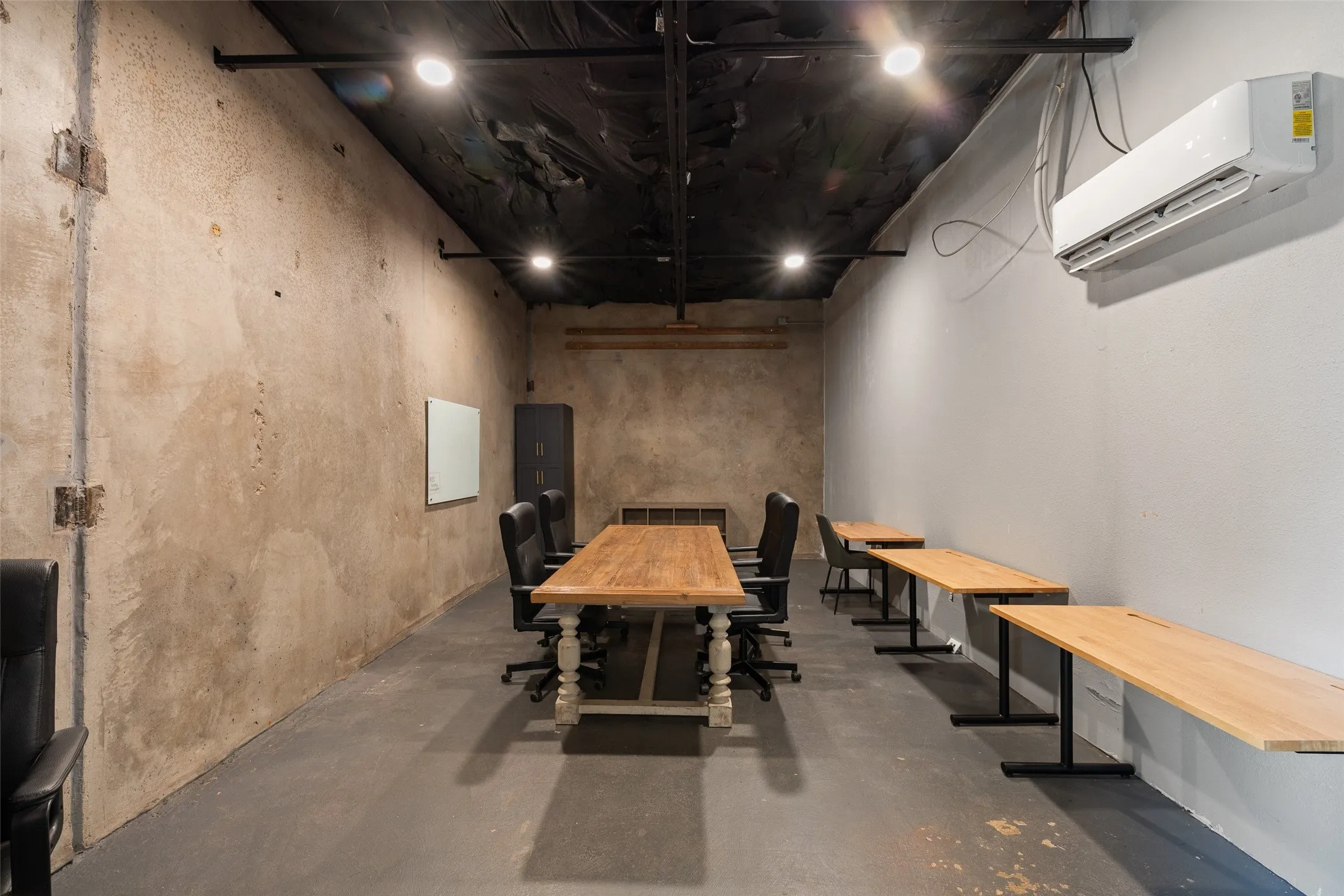 Warehouse For Rent in Hood County , 305 W Pearl Street, Granbury, Texas 76048, 0, 0, Garage spaces, 0 Sqft, built in 1976, Price $2,400, mls#21276188, Real Estate Agent in Granbury, Homes For Rent in Hood county, Homes For Rent in Granbury, Realtor in Granbury Texas, Real Estate Brokerage Independent Realty Texas, Luminita Cordes Realtor