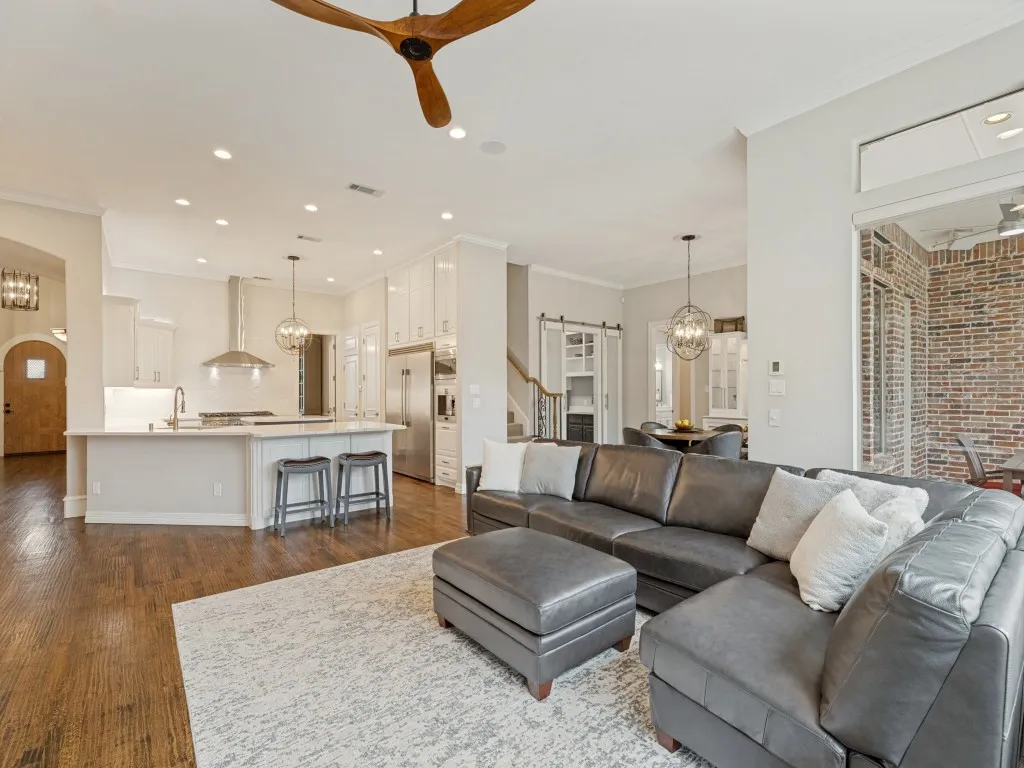 Ample entertainment flow and livability.