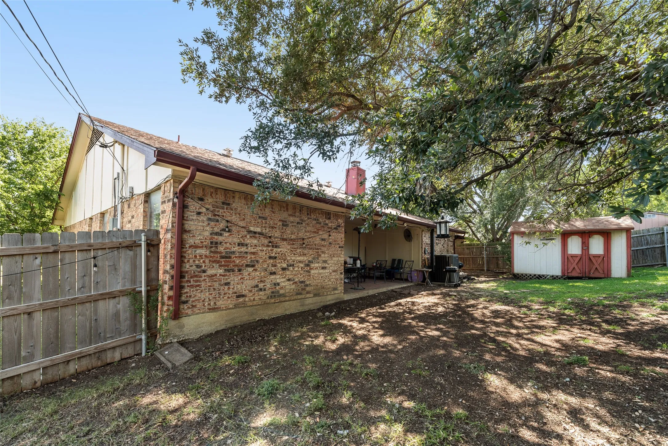 Single Family Residence For Sale in Tarrant County , 915 Freestone Drive, Arlington, Texas 76017, 5 Bedroom, 2 Bathroom, Garage spaces, 1,970 Sqft, built in 1984, mls#21276126, Real Estate Agent in Arlington, Homes For Sale in Tarrant county, Homes For Sale in Arlington, Realtor in Arlington Texas, Real Estate Brokerage Independent Realty Texas, Luminita Cordes Realtor