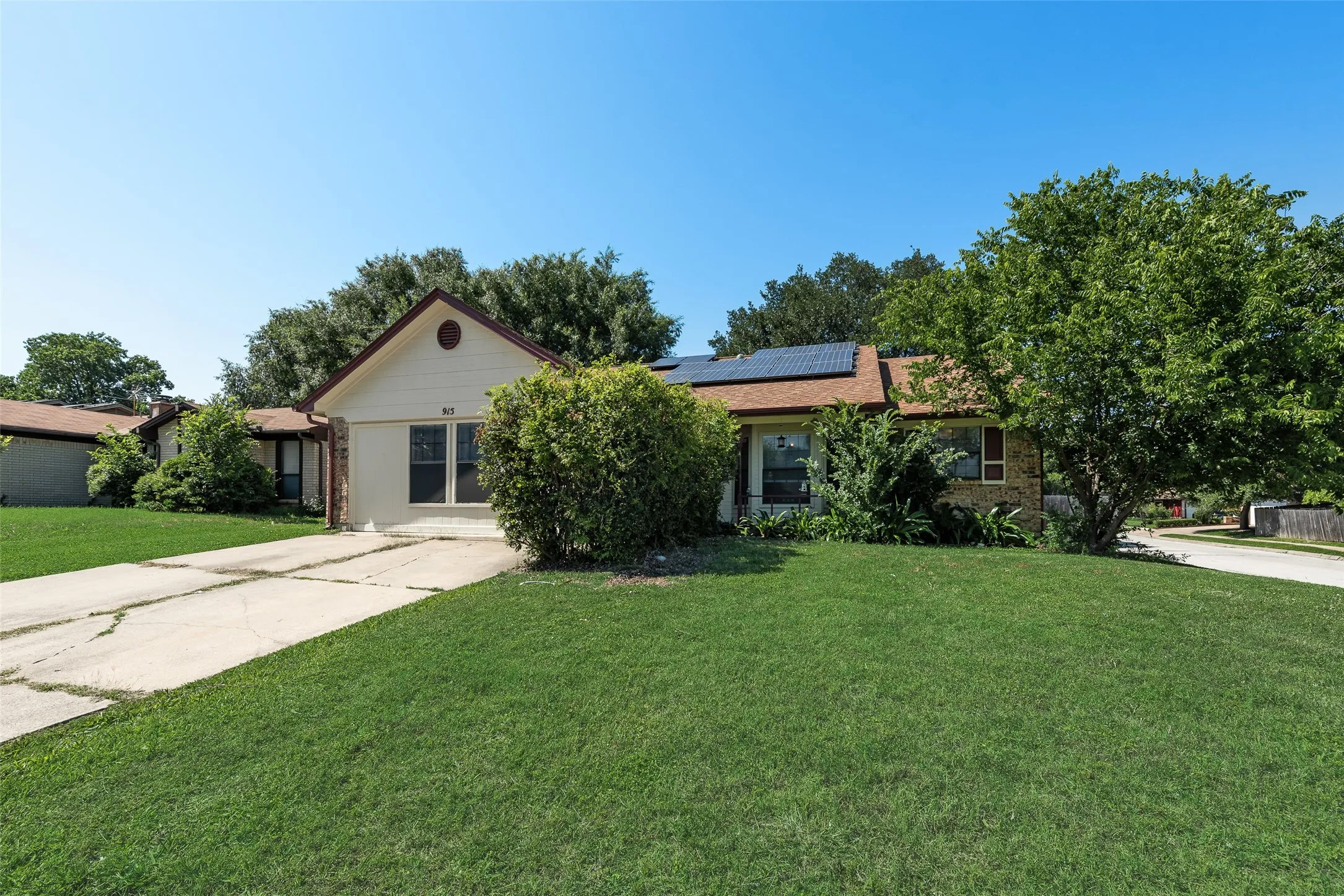 Single Family Residence For Sale in Tarrant County , 915 Freestone Drive, Arlington, Texas 76017, 5 Bedroom, 2 Bathroom, Garage spaces, 1,970 Sqft, built in 1984, mls#21276126, Real Estate Agent in Arlington, Homes For Sale in Tarrant county, Homes For Sale in Arlington, Realtor in Arlington Texas, Real Estate Brokerage Independent Realty Texas, Luminita Cordes Realtor