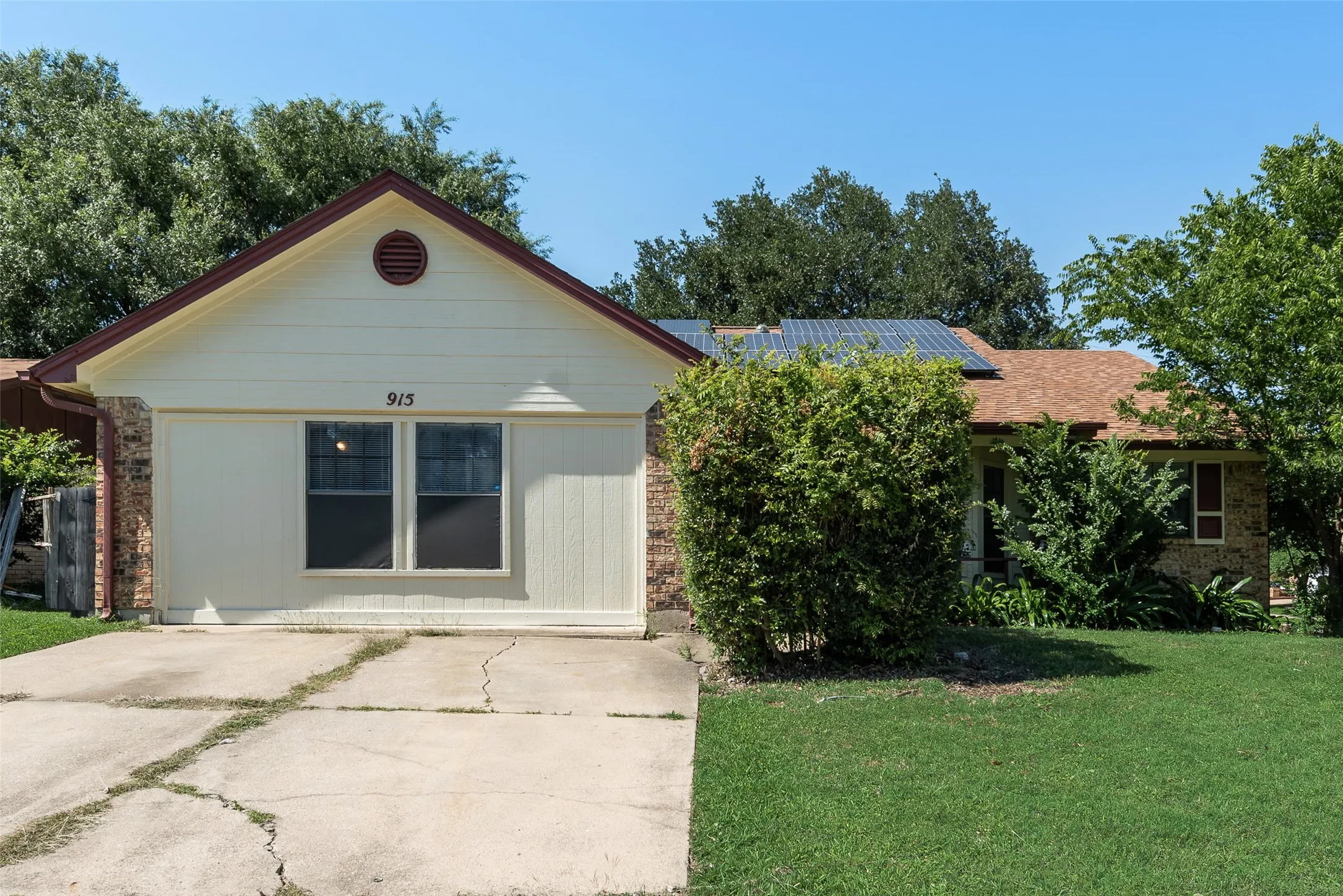 Single Family Residence For Sale in Tarrant County , 915 Freestone Drive, Arlington, Texas 76017, 5 Bedroom, 2 Bathroom, Garage spaces, 1,970 Sqft, built in 1984, mls#21276126, Real Estate Agent in Arlington, Homes For Sale in Tarrant county, Homes For Sale in Arlington, Realtor in Arlington Texas, Real Estate Brokerage Independent Realty Texas, Luminita Cordes Realtor