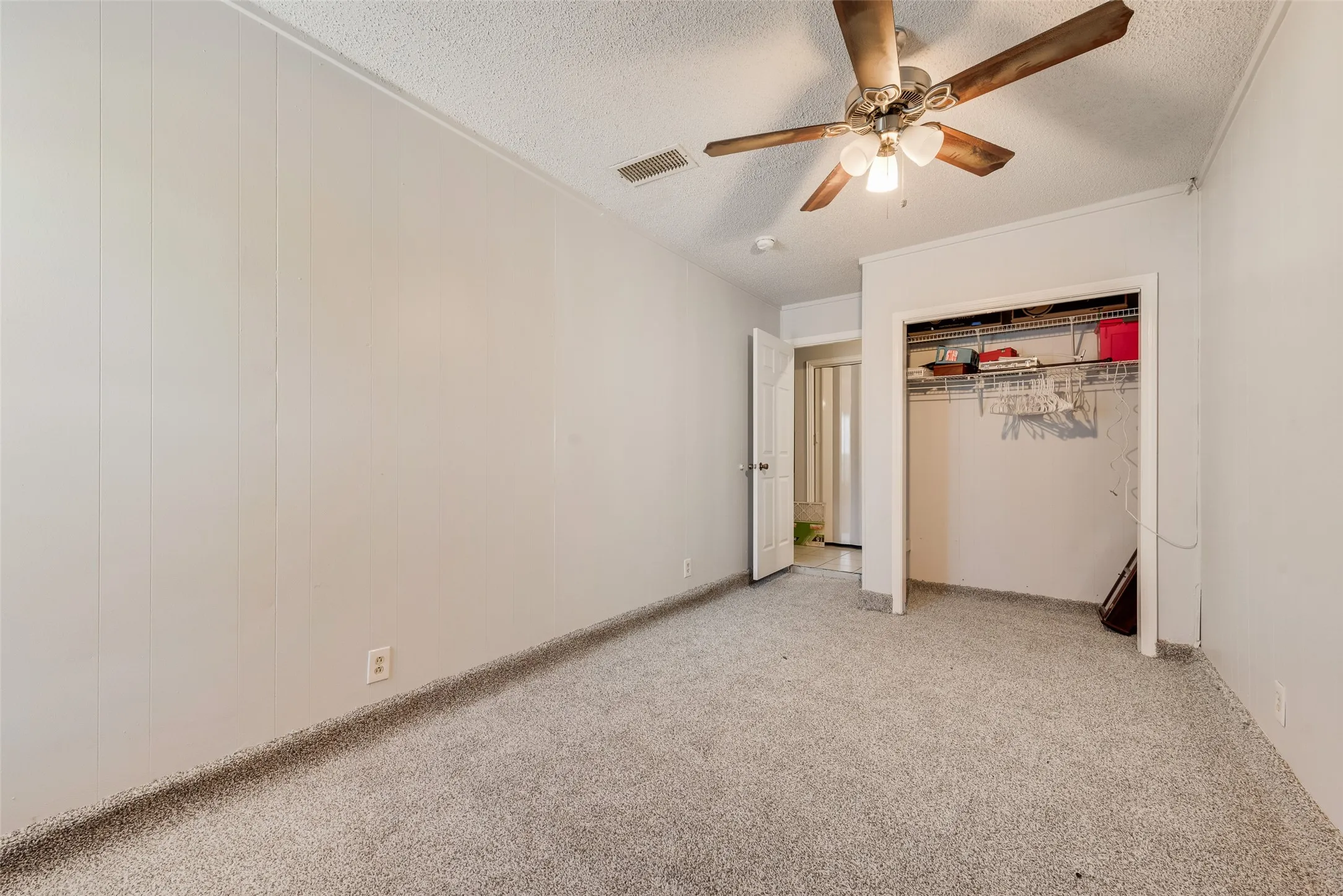 Single Family Residence For Sale in Tarrant County , 915 Freestone Drive, Arlington, Texas 76017, 5 Bedroom, 2 Bathroom, Garage spaces, 1,970 Sqft, built in 1984, mls#21276126, Real Estate Agent in Arlington, Homes For Sale in Tarrant county, Homes For Sale in Arlington, Realtor in Arlington Texas, Real Estate Brokerage Independent Realty Texas, Luminita Cordes Realtor