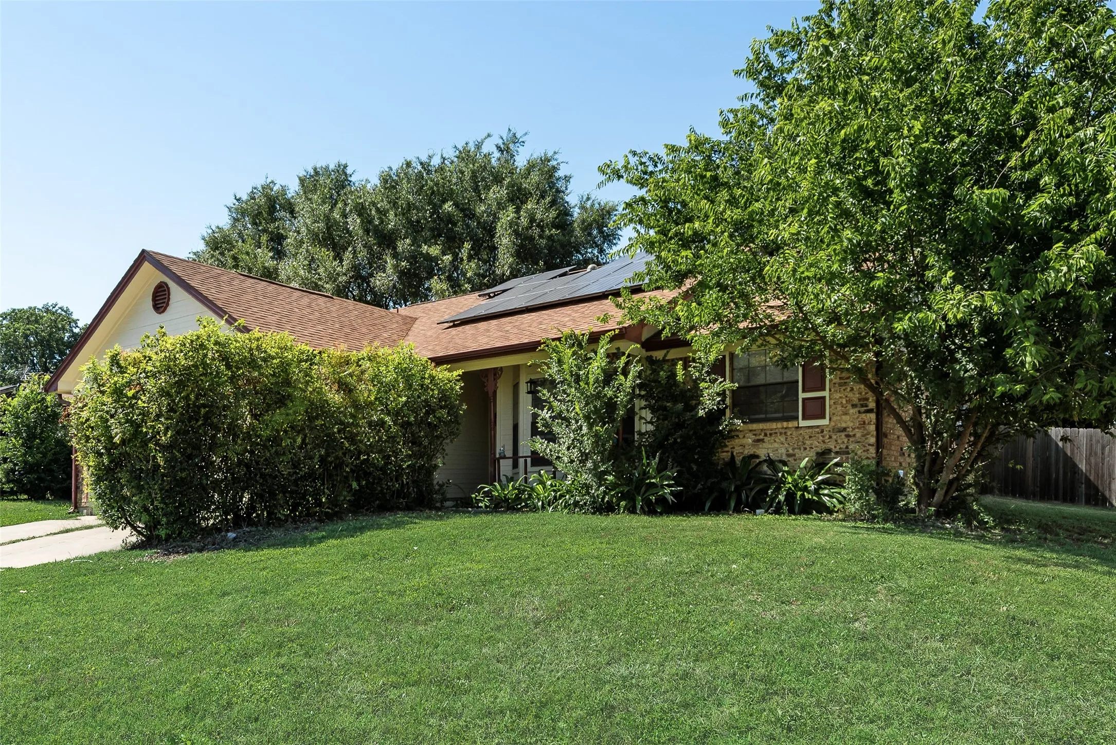 Single Family Residence For Sale in Tarrant County , 915 Freestone Drive, Arlington, Texas 76017, 5 Bedroom, 2 Bathroom, Garage spaces, 1,970 Sqft, built in 1984, mls#21276126, Real Estate Agent in Arlington, Homes For Sale in Tarrant county, Homes For Sale in Arlington, Realtor in Arlington Texas, Real Estate Brokerage Independent Realty Texas, Luminita Cordes Realtor