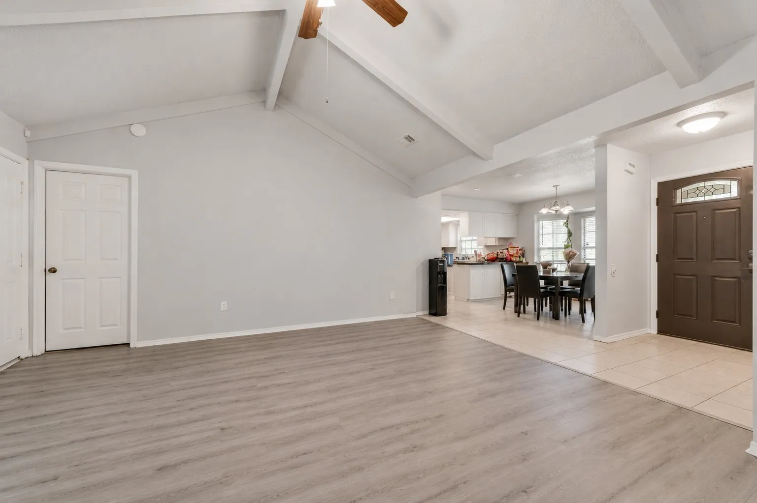 Single Family Residence For Sale in Tarrant County , 915 Freestone Drive, Arlington, Texas 76017, 5 Bedroom, 2 Bathroom, Garage spaces, 1,970 Sqft, built in 1984, mls#21276126, Real Estate Agent in Arlington, Homes For Sale in Tarrant county, Homes For Sale in Arlington, Realtor in Arlington Texas, Real Estate Brokerage Independent Realty Texas, Luminita Cordes Realtor