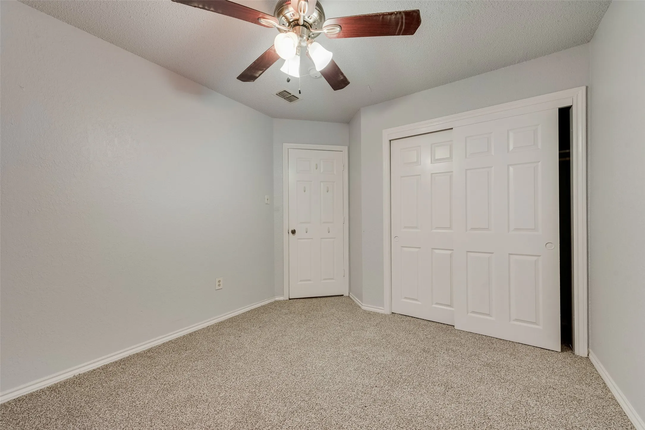 Single Family Residence For Sale in Tarrant County , 915 Freestone Drive, Arlington, Texas 76017, 5 Bedroom, 2 Bathroom, Garage spaces, 1,970 Sqft, built in 1984, mls#21276126, Real Estate Agent in Arlington, Homes For Sale in Tarrant county, Homes For Sale in Arlington, Realtor in Arlington Texas, Real Estate Brokerage Independent Realty Texas, Luminita Cordes Realtor
