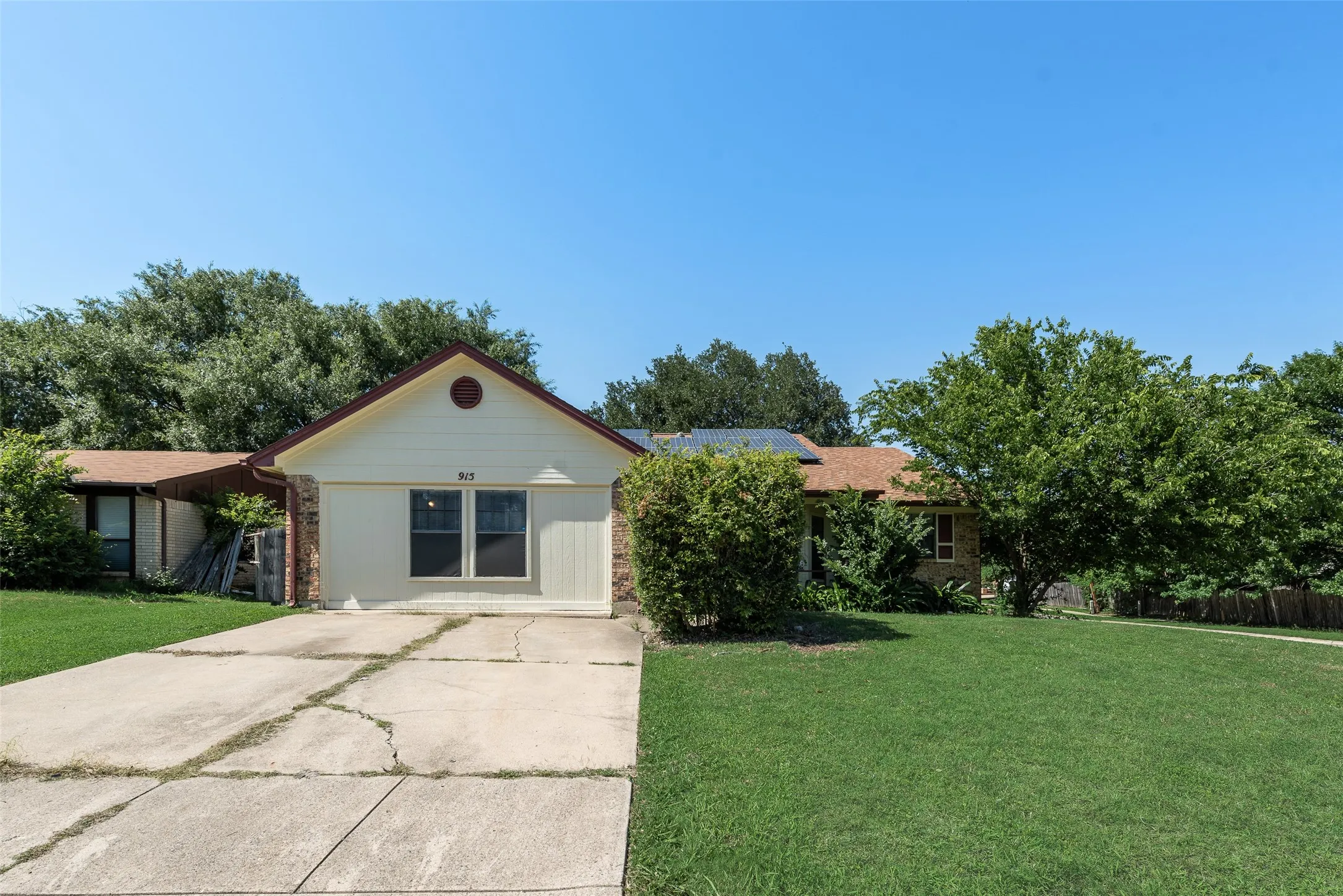 Single Family Residence For Sale in Tarrant County , 915 Freestone Drive, Arlington, Texas 76017, 5 Bedroom, 2 Bathroom, Garage spaces, 1,970 Sqft, built in 1984, mls#21276126, Real Estate Agent in Arlington, Homes For Sale in Tarrant county, Homes For Sale in Arlington, Realtor in Arlington Texas, Real Estate Brokerage Independent Realty Texas, Luminita Cordes Realtor