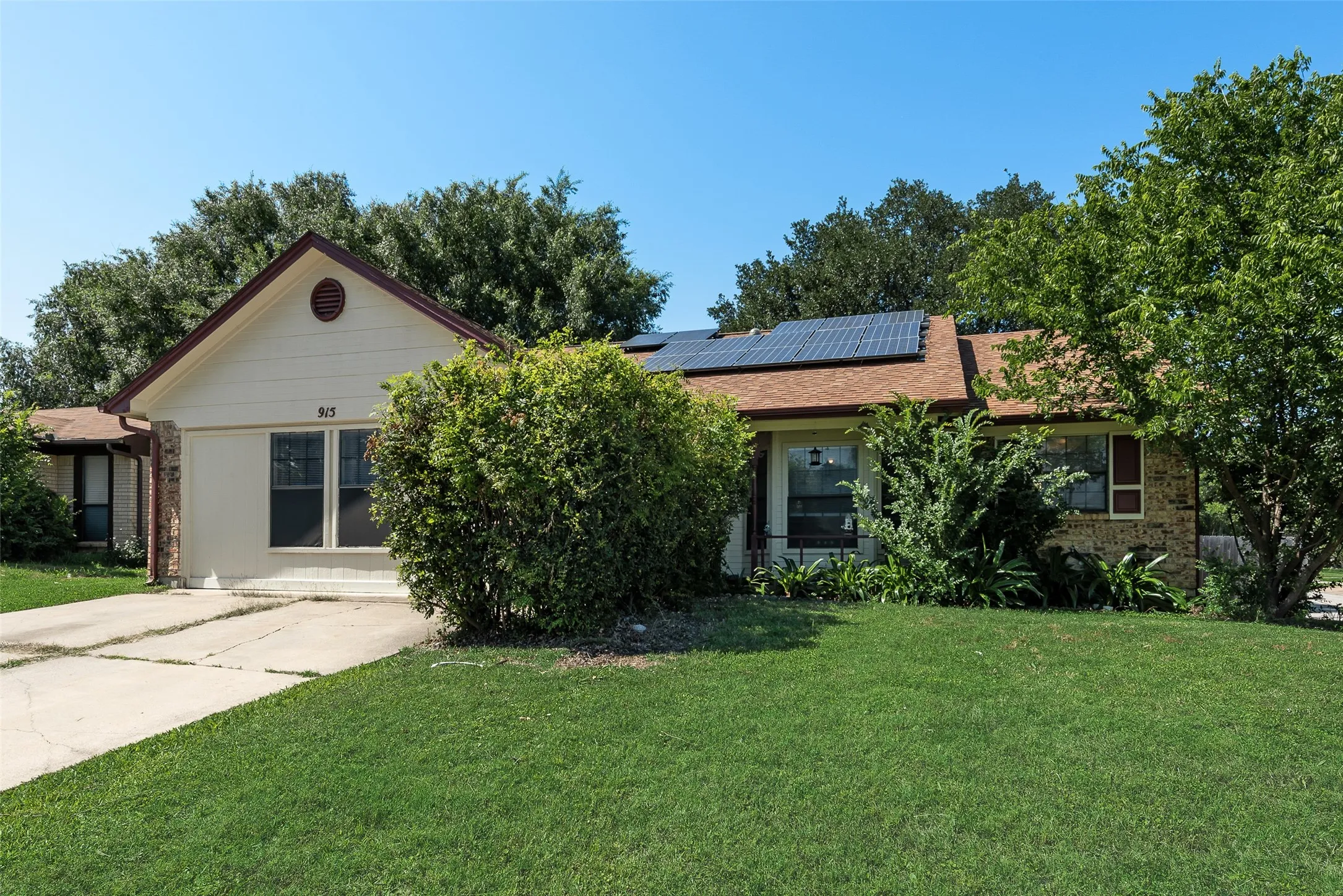 Single Family Residence For Sale in Tarrant County , 915 Freestone Drive, Arlington, Texas 76017, 5 Bedroom, 2 Bathroom, Garage spaces, 1,970 Sqft, built in 1984, mls#21276126, Real Estate Agent in Arlington, Homes For Sale in Tarrant county, Homes For Sale in Arlington, Realtor in Arlington Texas, Real Estate Brokerage Independent Realty Texas, Luminita Cordes Realtor