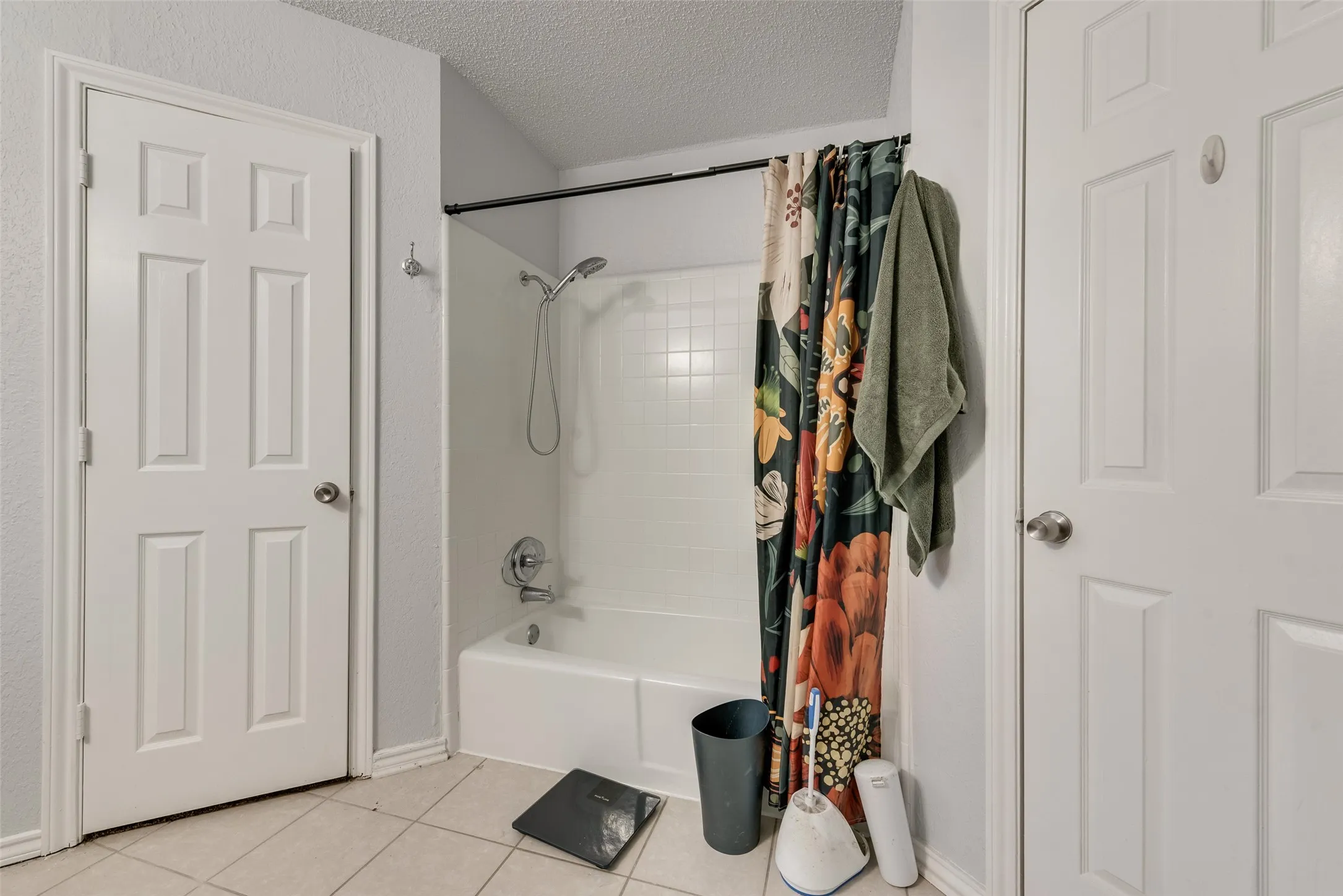 Single Family Residence For Sale in Tarrant County , 915 Freestone Drive, Arlington, Texas 76017, 5 Bedroom, 2 Bathroom, Garage spaces, 1,970 Sqft, built in 1984, mls#21276126, Real Estate Agent in Arlington, Homes For Sale in Tarrant county, Homes For Sale in Arlington, Realtor in Arlington Texas, Real Estate Brokerage Independent Realty Texas, Luminita Cordes Realtor