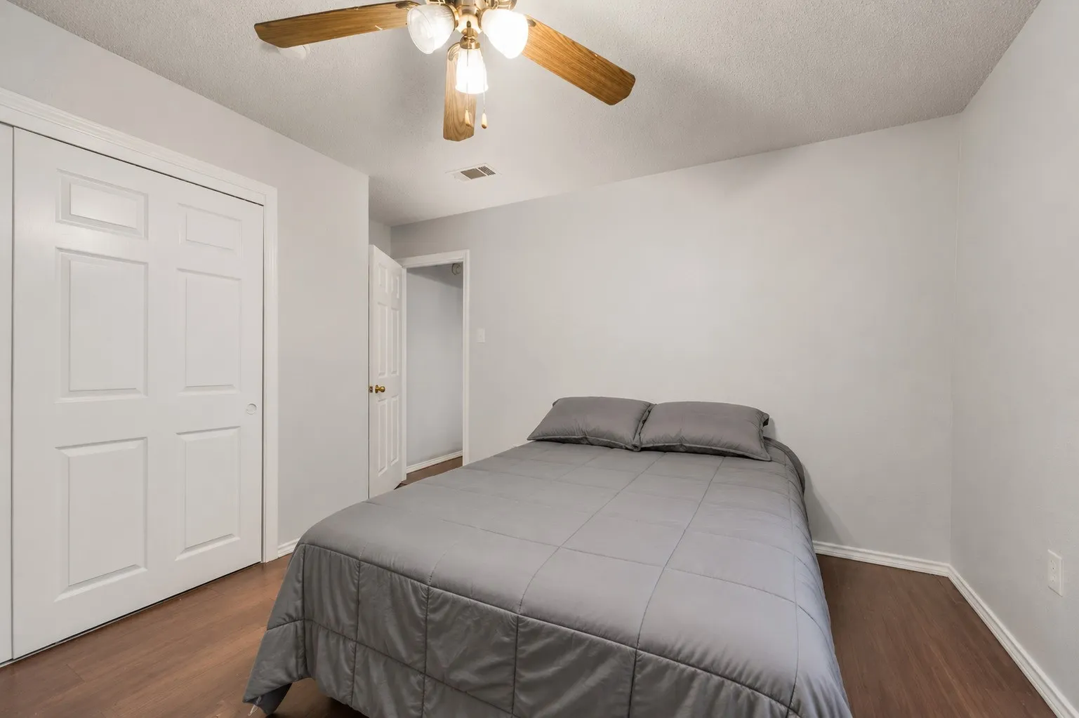 Single Family Residence For Sale in Tarrant County , 915 Freestone Drive, Arlington, Texas 76017, 5 Bedroom, 2 Bathroom, Garage spaces, 1,970 Sqft, built in 1984, mls#21276126, Real Estate Agent in Arlington, Homes For Sale in Tarrant county, Homes For Sale in Arlington, Realtor in Arlington Texas, Real Estate Brokerage Independent Realty Texas, Luminita Cordes Realtor