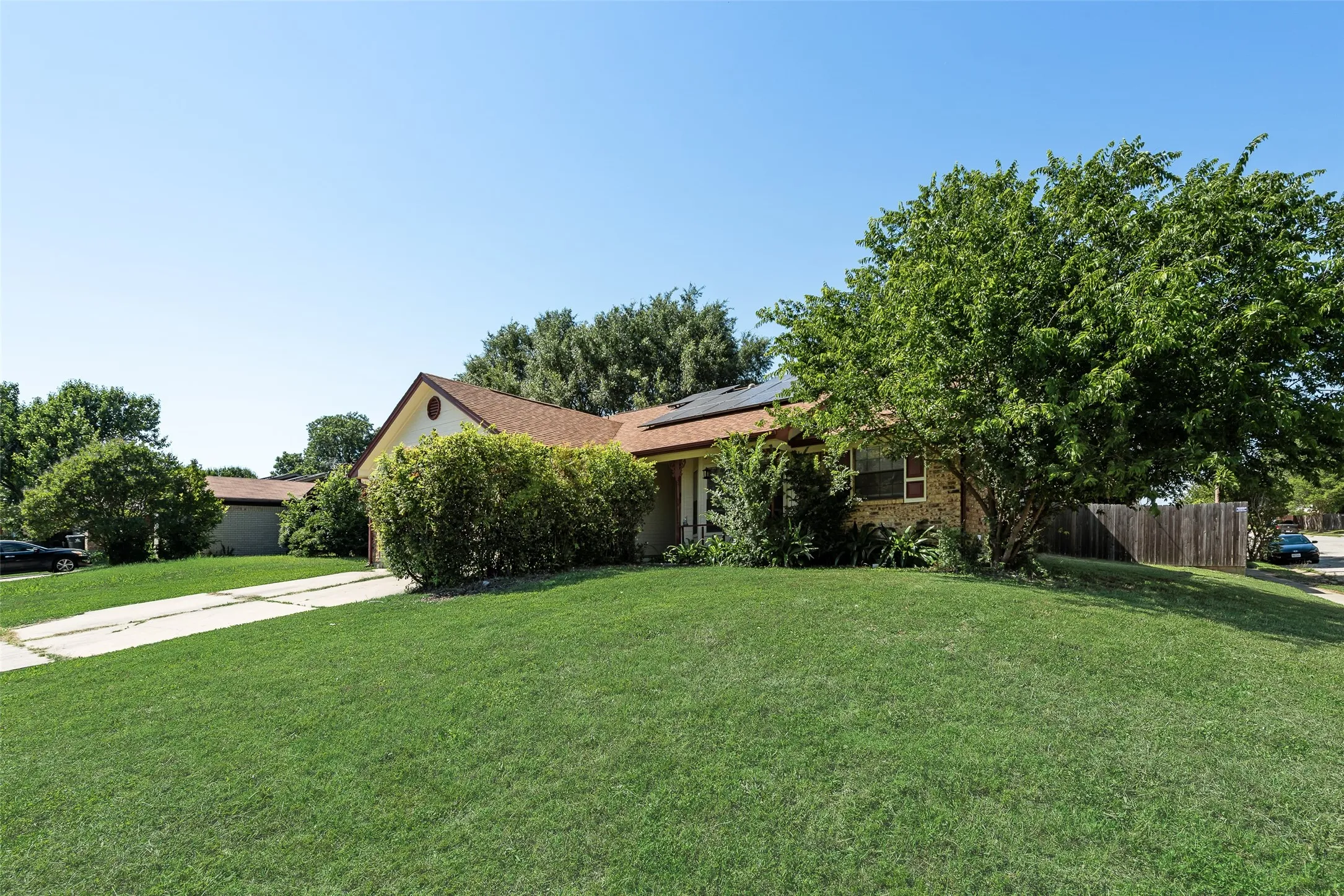 Single Family Residence For Sale in Tarrant County , 915 Freestone Drive, Arlington, Texas 76017, 5 Bedroom, 2 Bathroom, Garage spaces, 1,970 Sqft, built in 1984, mls#21276126, Real Estate Agent in Arlington, Homes For Sale in Tarrant county, Homes For Sale in Arlington, Realtor in Arlington Texas, Real Estate Brokerage Independent Realty Texas, Luminita Cordes Realtor