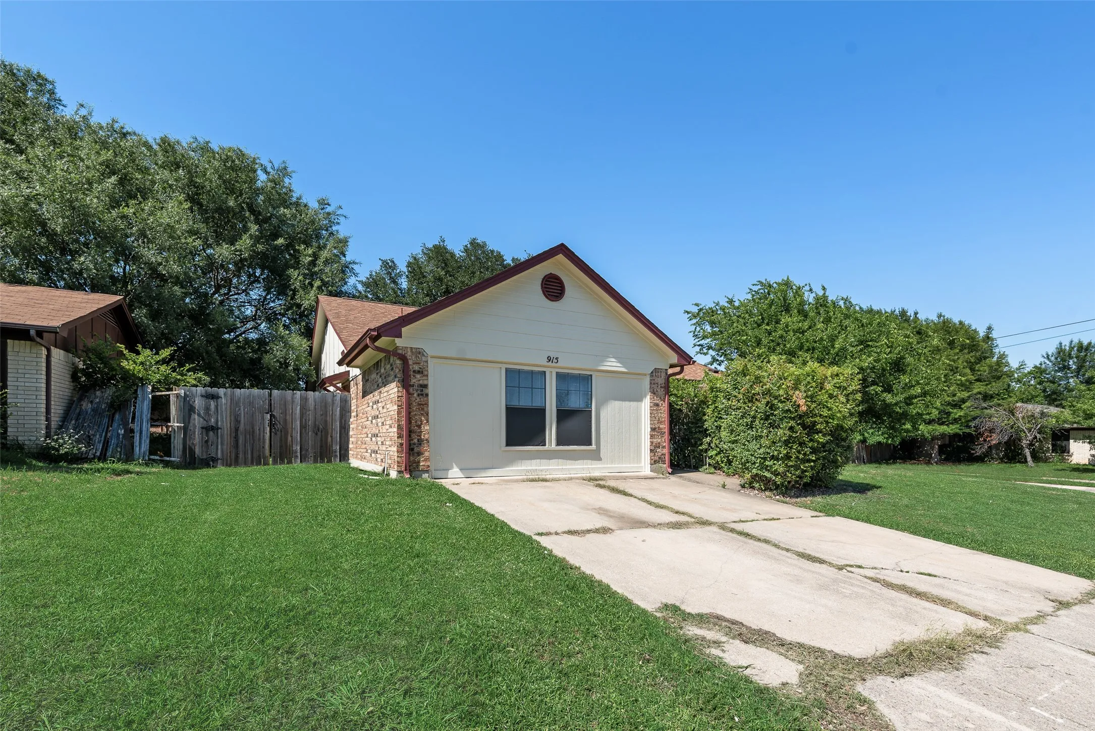 Single Family Residence For Sale in Tarrant County , 915 Freestone Drive, Arlington, Texas 76017, 5 Bedroom, 2 Bathroom, Garage spaces, 1,970 Sqft, built in 1984, mls#21276126, Real Estate Agent in Arlington, Homes For Sale in Tarrant county, Homes For Sale in Arlington, Realtor in Arlington Texas, Real Estate Brokerage Independent Realty Texas, Luminita Cordes Realtor