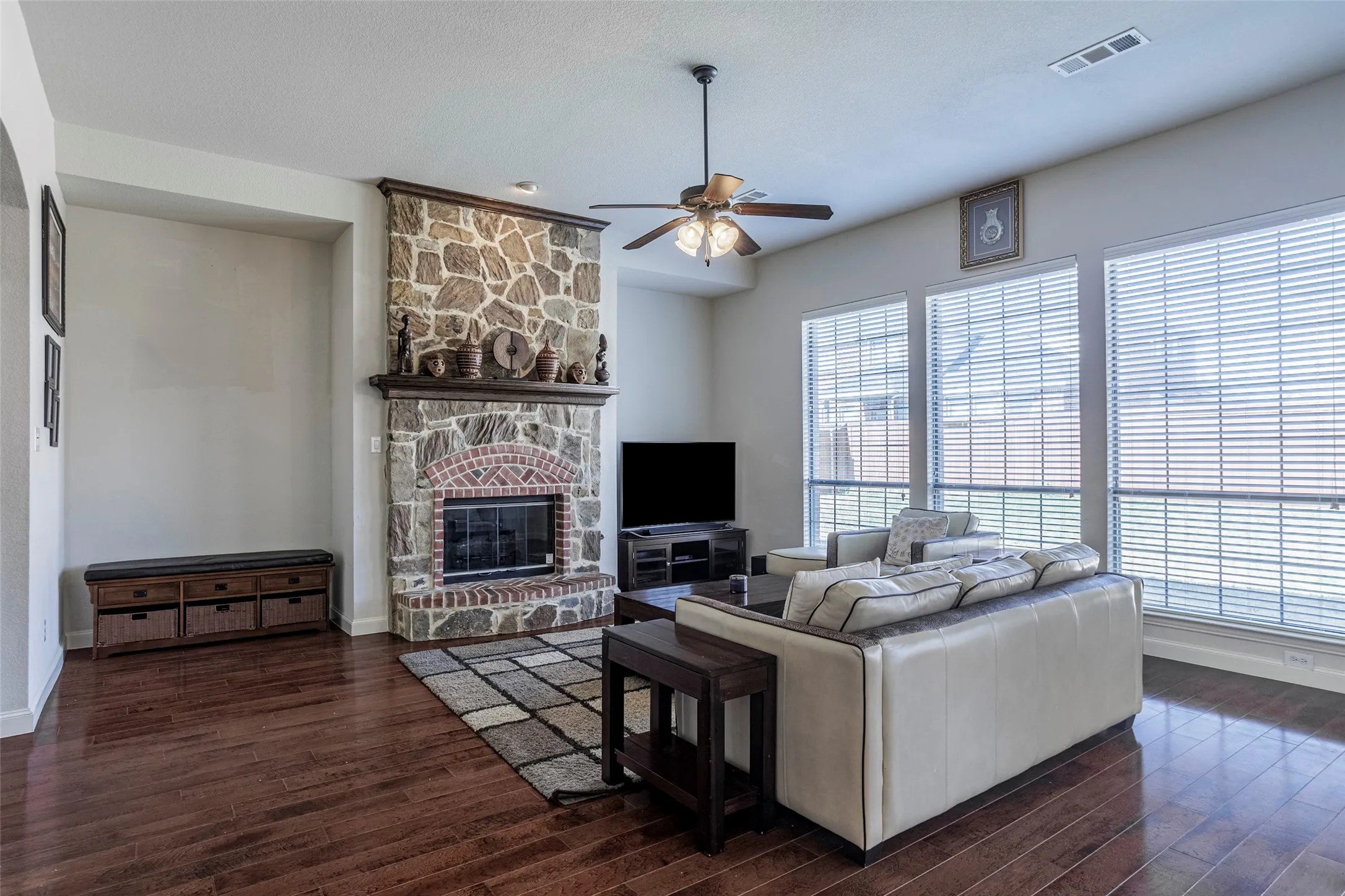 Single Family Residence For Sale in Tarrant County , 3036 Larreta, Grand Prairie, Texas 75054, 4 Bedroom, 4 Bathroom, 2 Garage spaces, 3,169 Sqft, built in 2006, mls#21275519, Real Estate Agent in Grand Prairie, Homes For Sale in Tarrant county, Homes For Sale in Grand Prairie, Realtor in Grand Prairie Texas, Real Estate Brokerage Independent Realty Texas, Luminita Cordes Realtor