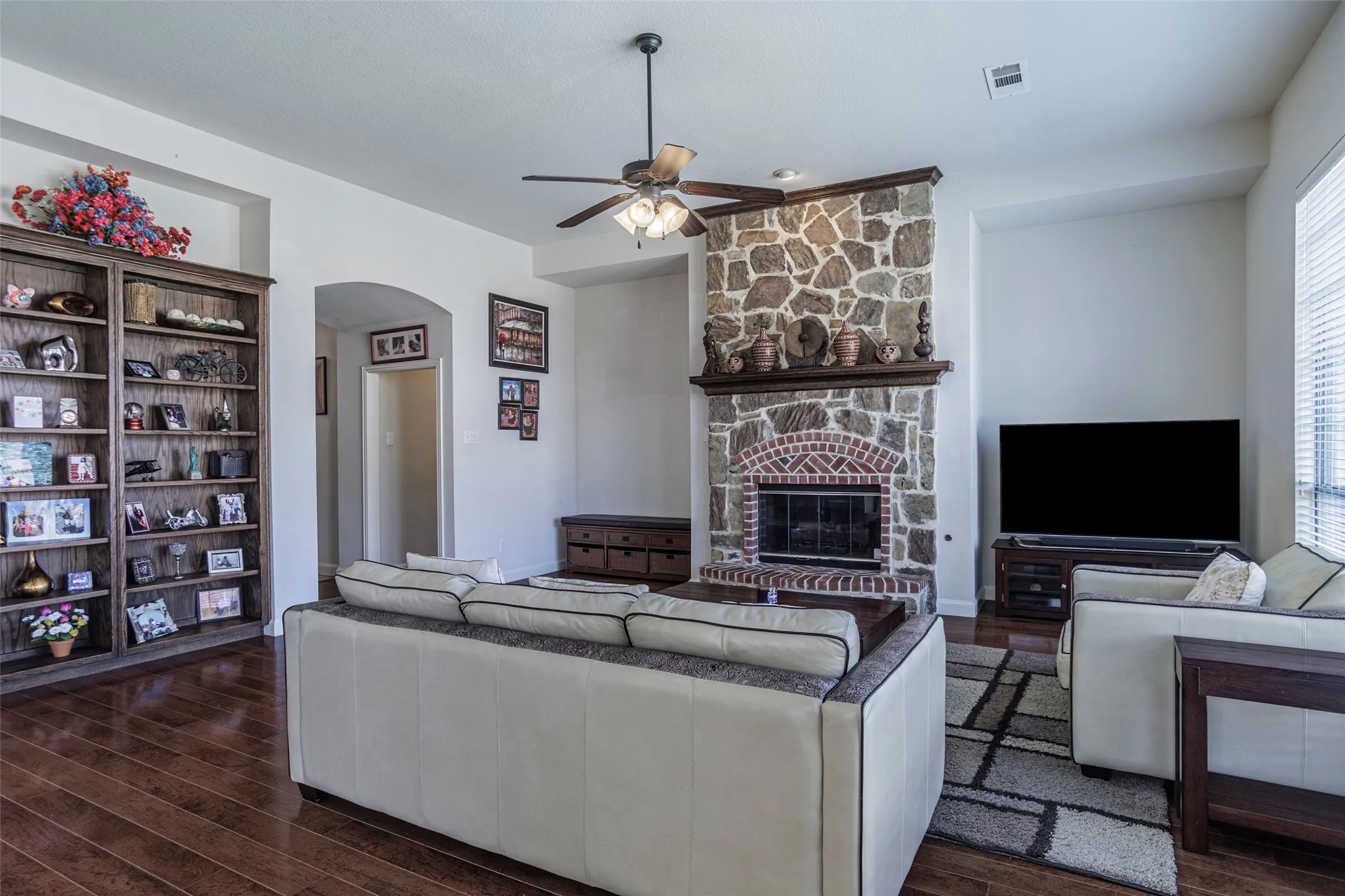 Single Family Residence For Sale in Tarrant County , 3036 Larreta, Grand Prairie, Texas 75054, 4 Bedroom, 4 Bathroom, 2 Garage spaces, 3,169 Sqft, built in 2006, mls#21275519, Real Estate Agent in Grand Prairie, Homes For Sale in Tarrant county, Homes For Sale in Grand Prairie, Realtor in Grand Prairie Texas, Real Estate Brokerage Independent Realty Texas, Luminita Cordes Realtor