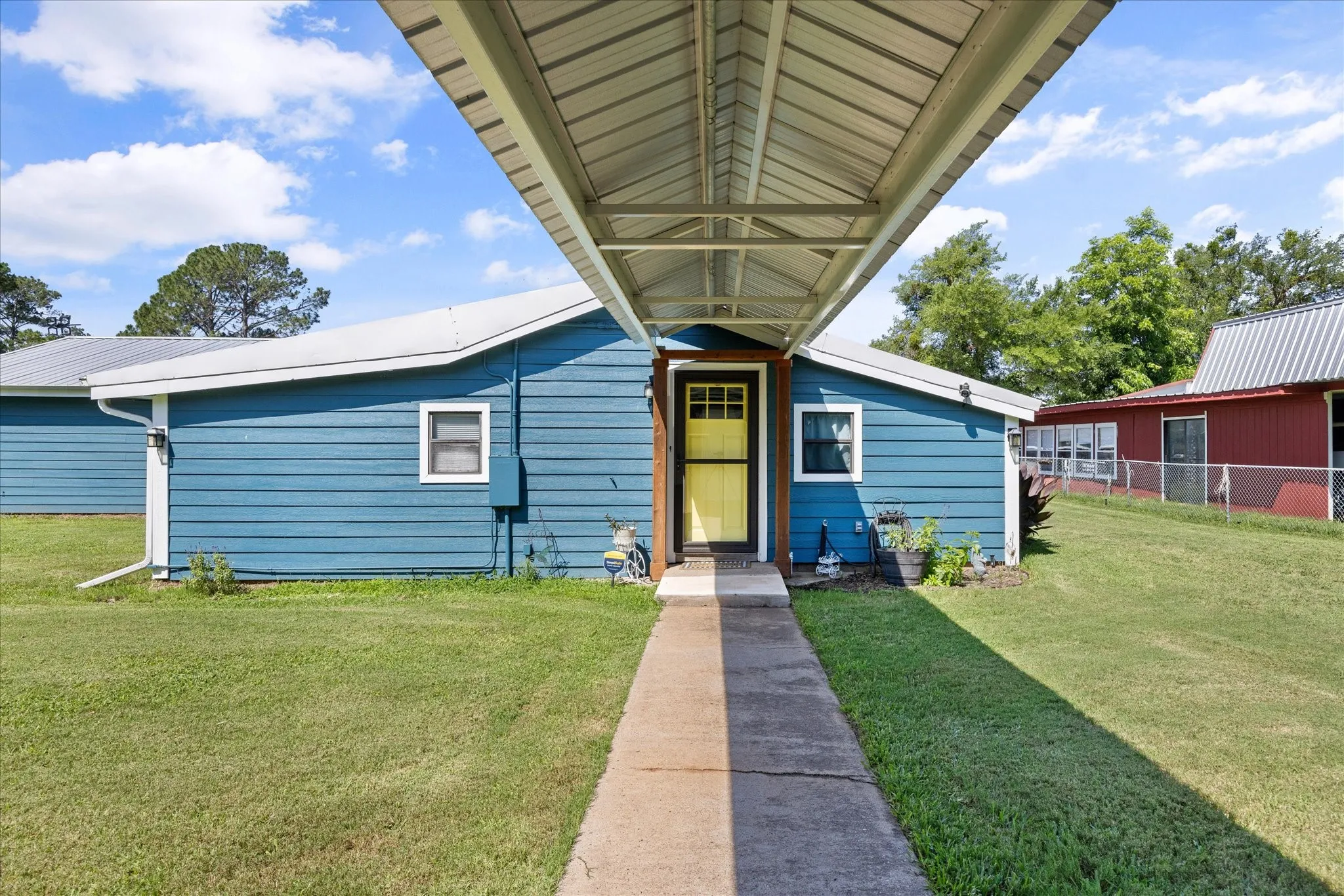 Single Family Residence For Sale in Hood County , 3712 Port Ridglea, Granbury, Texas 76049, 3 Bedroom, 3 Bathroom, 2 Garage spaces, 2,300 Sqft, built in 1976, mls#21244646, Real Estate Agent in Granbury, Homes For Sale in Hood county, Homes For Sale in Granbury, Realtor in Granbury Texas, Real Estate Brokerage Independent Realty Texas, Luminita Cordes Realtor