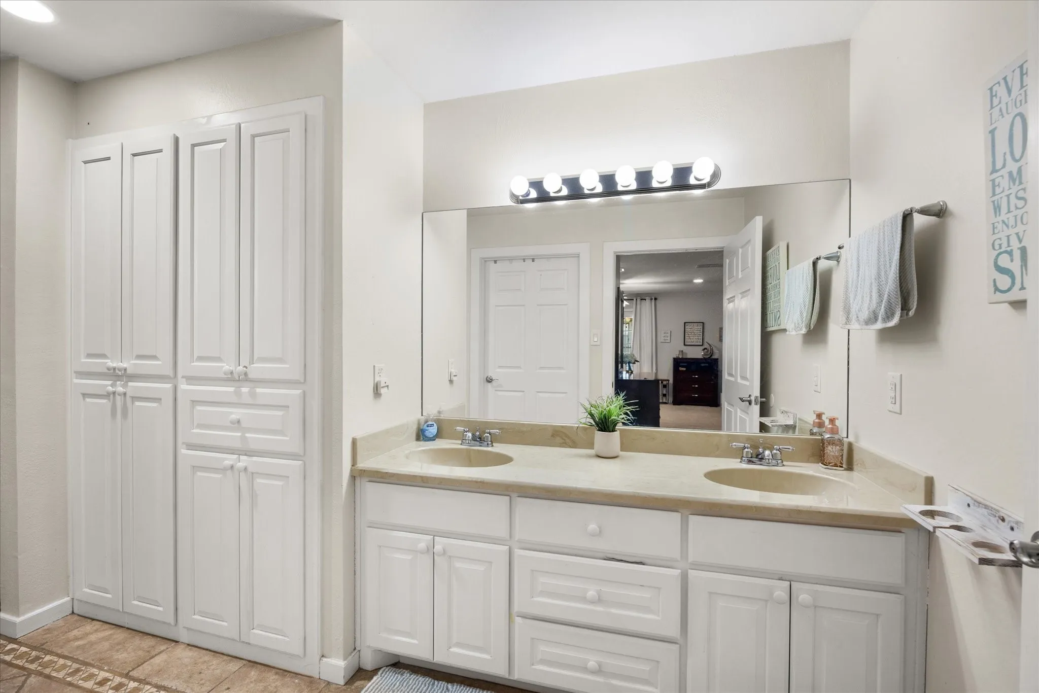 Single Family Residence For Sale in Hood County , 3712 Port Ridglea, Granbury, Texas 76049, 3 Bedroom, 3 Bathroom, 2 Garage spaces, 2,300 Sqft, built in 1976, mls#21244646, Real Estate Agent in Granbury, Homes For Sale in Hood county, Homes For Sale in Granbury, Realtor in Granbury Texas, Real Estate Brokerage Independent Realty Texas, Luminita Cordes Realtor