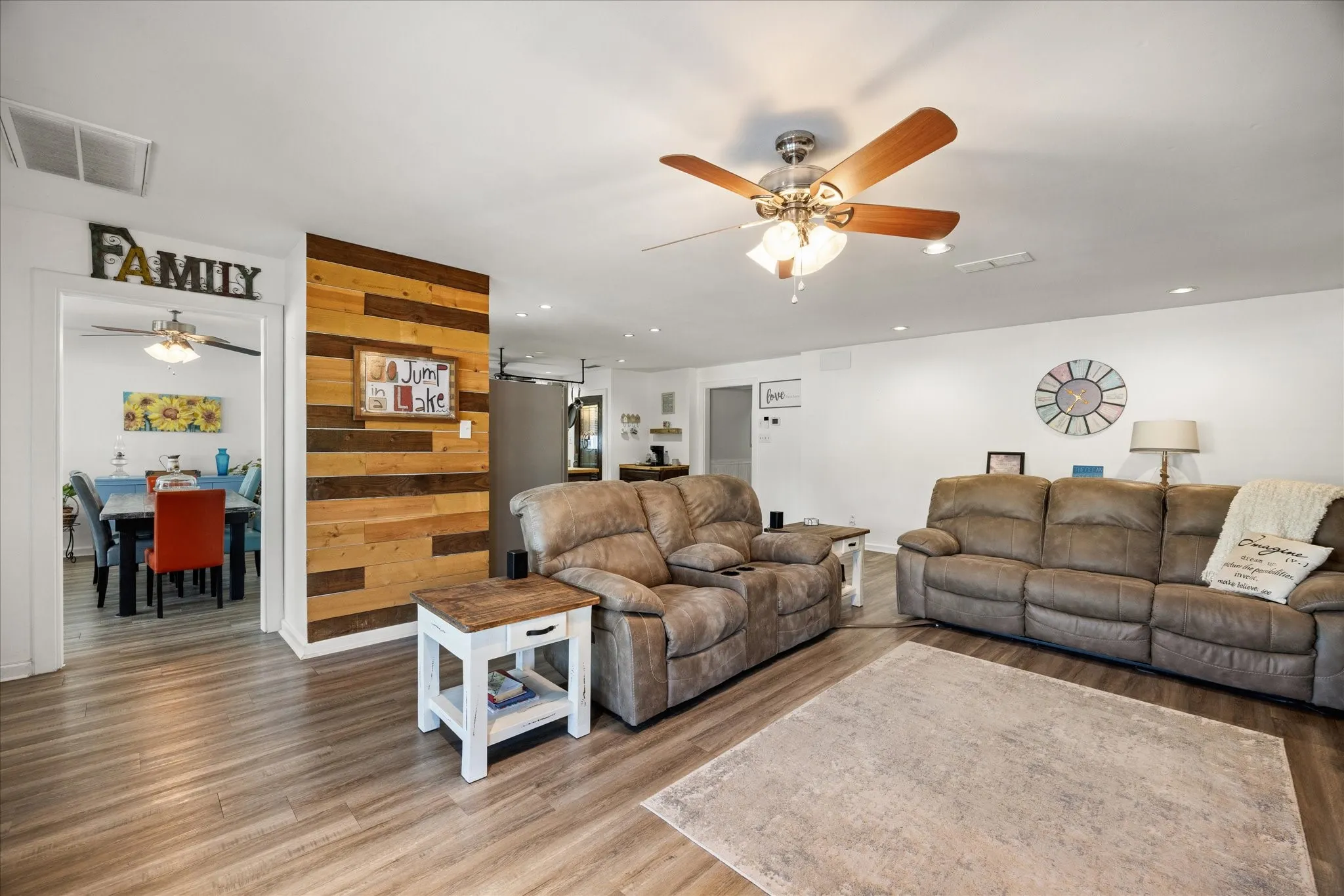 Single Family Residence For Sale in Hood County , 3712 Port Ridglea, Granbury, Texas 76049, 3 Bedroom, 3 Bathroom, 2 Garage spaces, 2,300 Sqft, built in 1976, mls#21244646, Real Estate Agent in Granbury, Homes For Sale in Hood county, Homes For Sale in Granbury, Realtor in Granbury Texas, Real Estate Brokerage Independent Realty Texas, Luminita Cordes Realtor