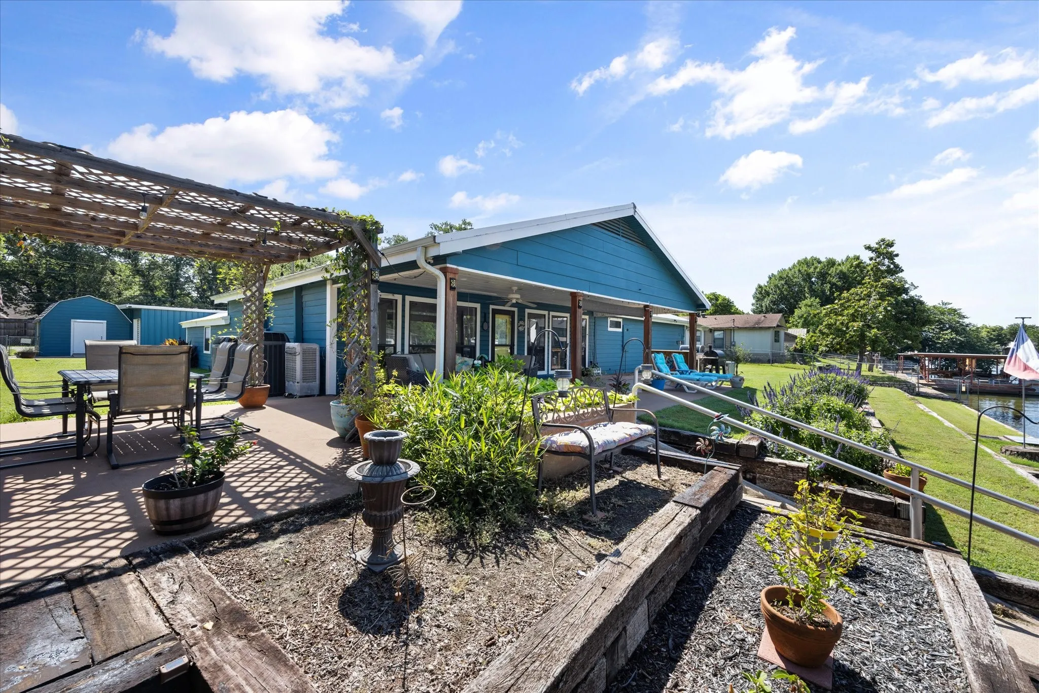 Single Family Residence For Sale in Hood County , 3712 Port Ridglea, Granbury, Texas 76049, 3 Bedroom, 3 Bathroom, 2 Garage spaces, 2,300 Sqft, built in 1976, mls#21244646, Real Estate Agent in Granbury, Homes For Sale in Hood county, Homes For Sale in Granbury, Realtor in Granbury Texas, Real Estate Brokerage Independent Realty Texas, Luminita Cordes Realtor