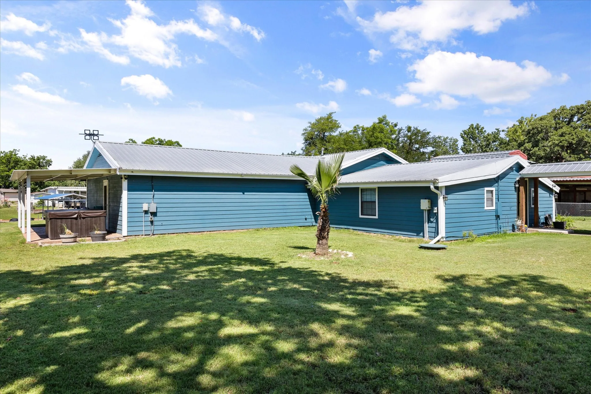 Single Family Residence For Sale in Hood County , 3712 Port Ridglea, Granbury, Texas 76049, 3 Bedroom, 3 Bathroom, 2 Garage spaces, 2,300 Sqft, built in 1976, mls#21244646, Real Estate Agent in Granbury, Homes For Sale in Hood county, Homes For Sale in Granbury, Realtor in Granbury Texas, Real Estate Brokerage Independent Realty Texas, Luminita Cordes Realtor
