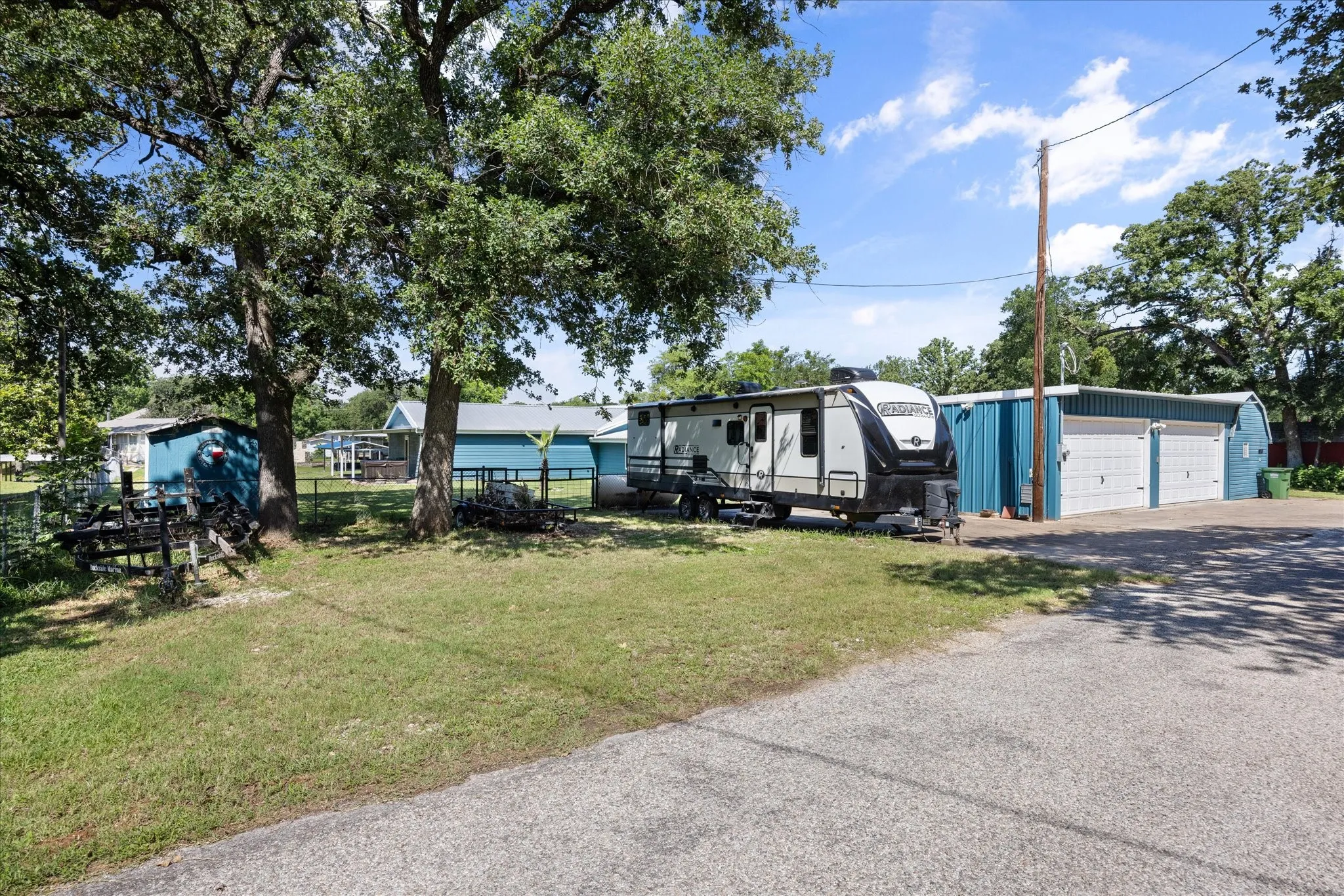 Single Family Residence For Sale in Hood County , 3712 Port Ridglea, Granbury, Texas 76049, 3 Bedroom, 3 Bathroom, 2 Garage spaces, 2,300 Sqft, built in 1976, mls#21244646, Real Estate Agent in Granbury, Homes For Sale in Hood county, Homes For Sale in Granbury, Realtor in Granbury Texas, Real Estate Brokerage Independent Realty Texas, Luminita Cordes Realtor