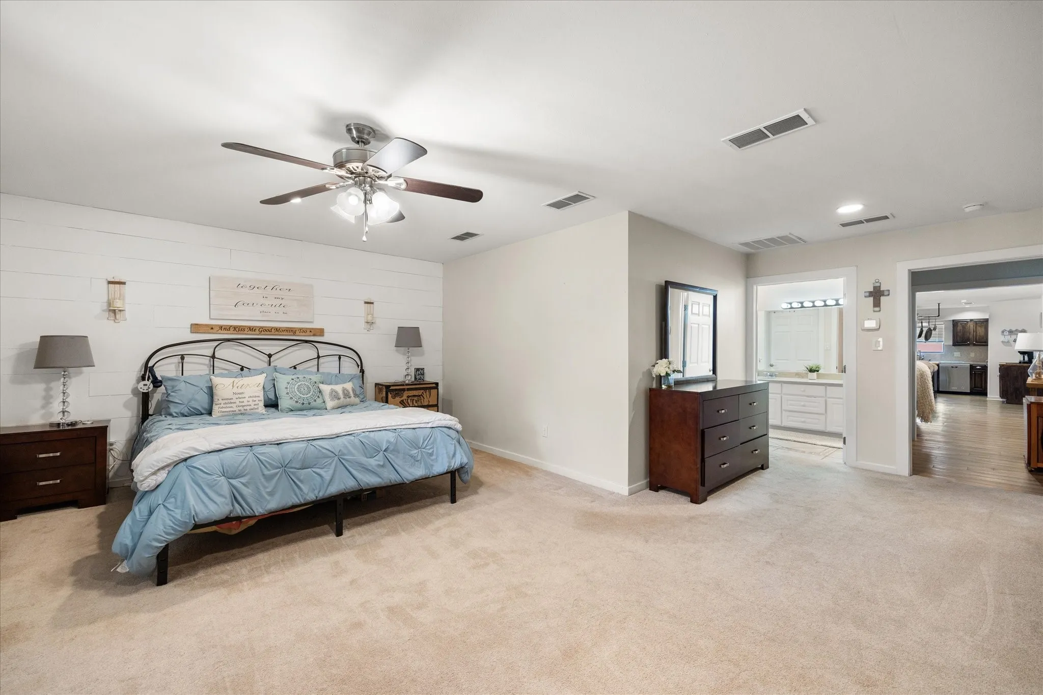 Single Family Residence For Sale in Hood County , 3712 Port Ridglea, Granbury, Texas 76049, 3 Bedroom, 3 Bathroom, 2 Garage spaces, 2,300 Sqft, built in 1976, mls#21244646, Real Estate Agent in Granbury, Homes For Sale in Hood county, Homes For Sale in Granbury, Realtor in Granbury Texas, Real Estate Brokerage Independent Realty Texas, Luminita Cordes Realtor