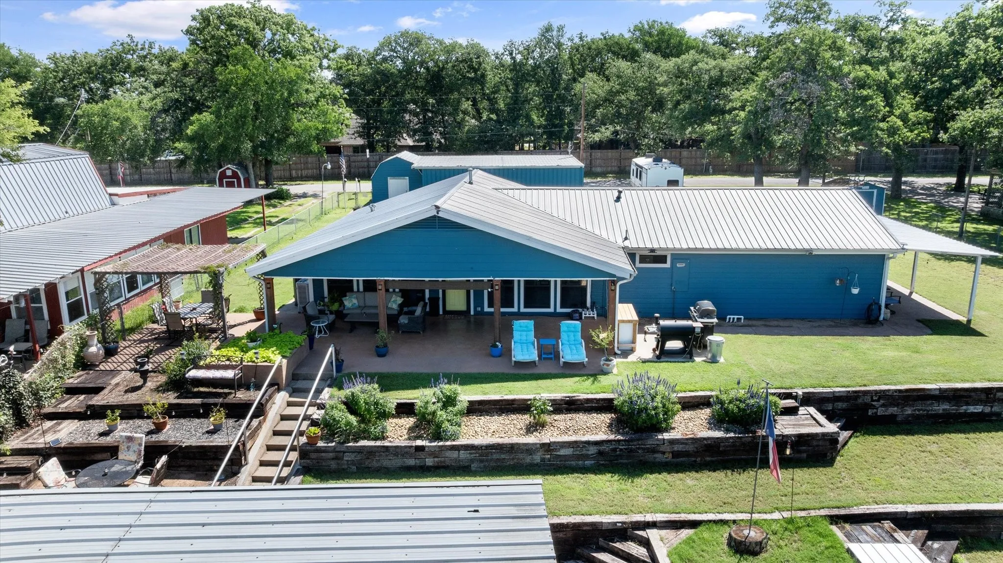 Single Family Residence For Sale in Hood County , 3712 Port Ridglea, Granbury, Texas 76049, 3 Bedroom, 3 Bathroom, 2 Garage spaces, 2,300 Sqft, built in 1976, mls#21244646, Real Estate Agent in Granbury, Homes For Sale in Hood county, Homes For Sale in Granbury, Realtor in Granbury Texas, Real Estate Brokerage Independent Realty Texas, Luminita Cordes Realtor