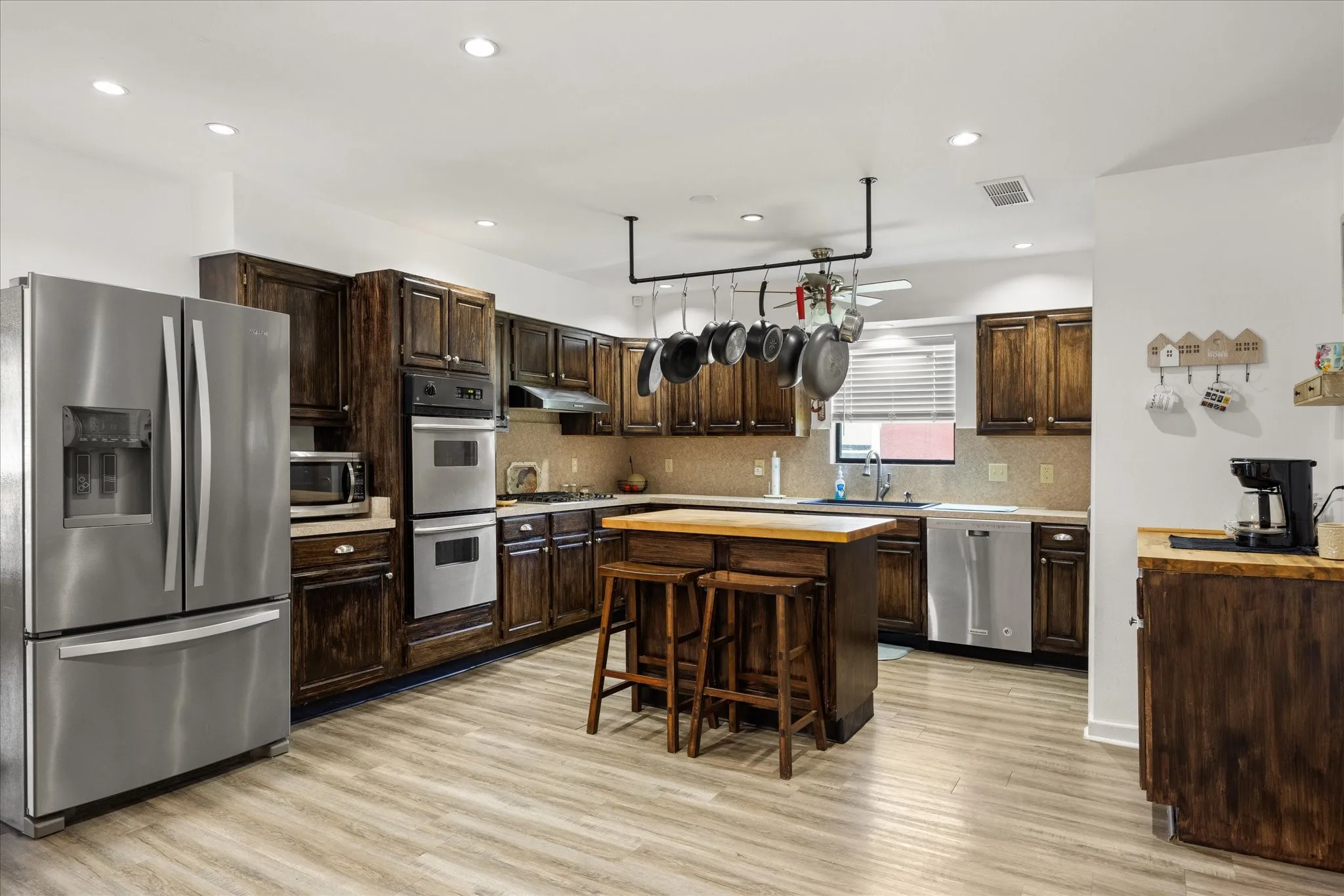 Single Family Residence For Sale in Hood County , 3712 Port Ridglea, Granbury, Texas 76049, 3 Bedroom, 3 Bathroom, 2 Garage spaces, 2,300 Sqft, built in 1976, mls#21244646, Real Estate Agent in Granbury, Homes For Sale in Hood county, Homes For Sale in Granbury, Realtor in Granbury Texas, Real Estate Brokerage Independent Realty Texas, Luminita Cordes Realtor