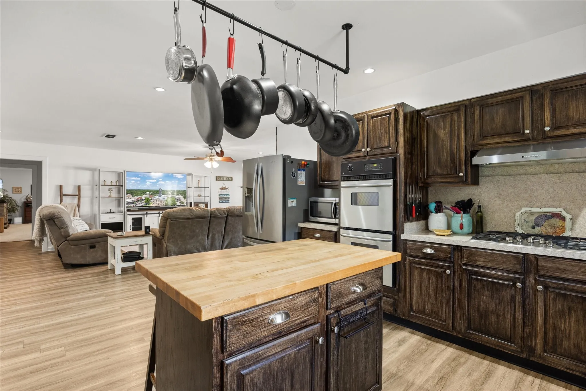 Single Family Residence For Sale in Hood County , 3712 Port Ridglea, Granbury, Texas 76049, 3 Bedroom, 3 Bathroom, 2 Garage spaces, 2,300 Sqft, built in 1976, mls#21244646, Real Estate Agent in Granbury, Homes For Sale in Hood county, Homes For Sale in Granbury, Realtor in Granbury Texas, Real Estate Brokerage Independent Realty Texas, Luminita Cordes Realtor