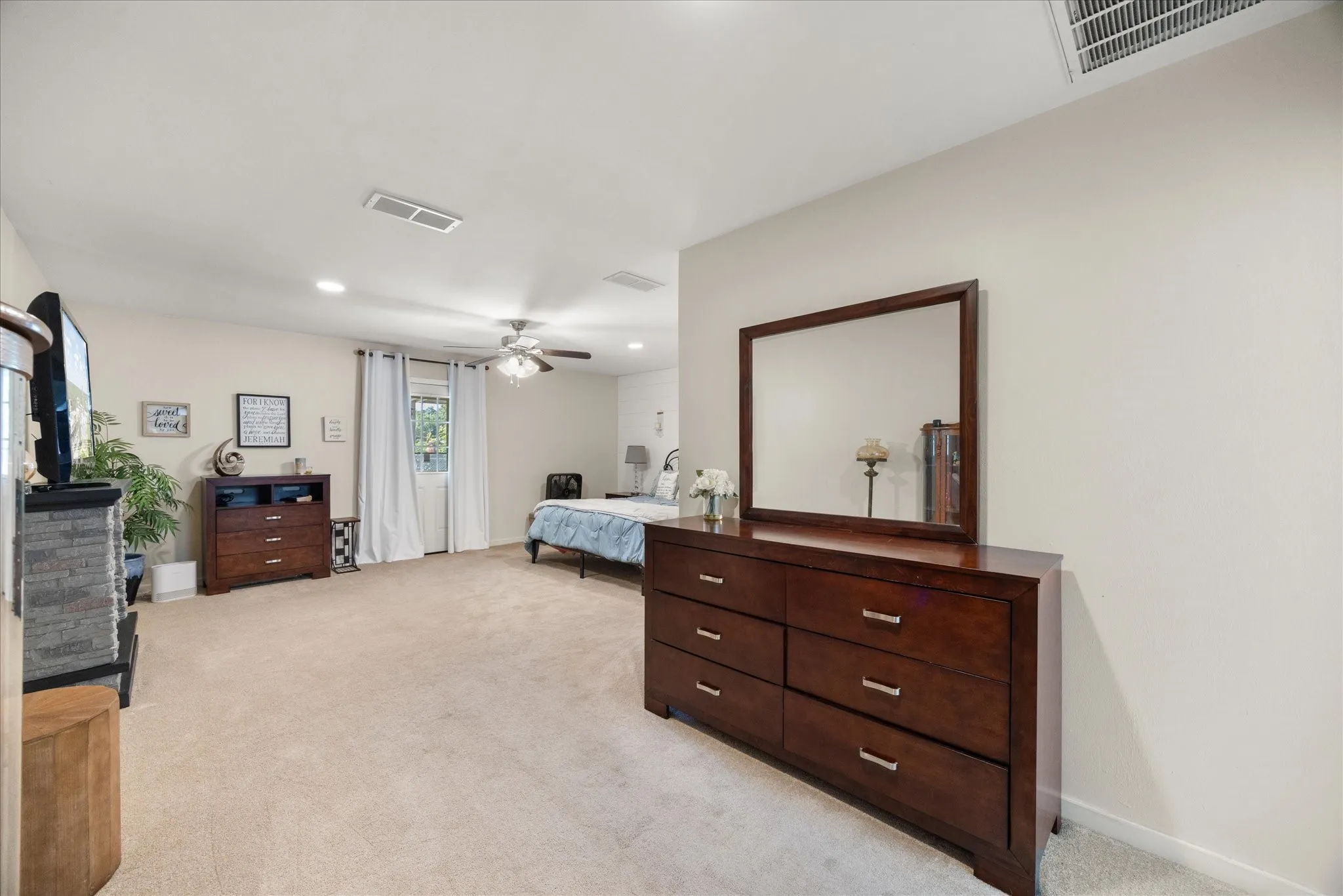 Single Family Residence For Sale in Hood County , 3712 Port Ridglea, Granbury, Texas 76049, 3 Bedroom, 3 Bathroom, 2 Garage spaces, 2,300 Sqft, built in 1976, mls#21244646, Real Estate Agent in Granbury, Homes For Sale in Hood county, Homes For Sale in Granbury, Realtor in Granbury Texas, Real Estate Brokerage Independent Realty Texas, Luminita Cordes Realtor
