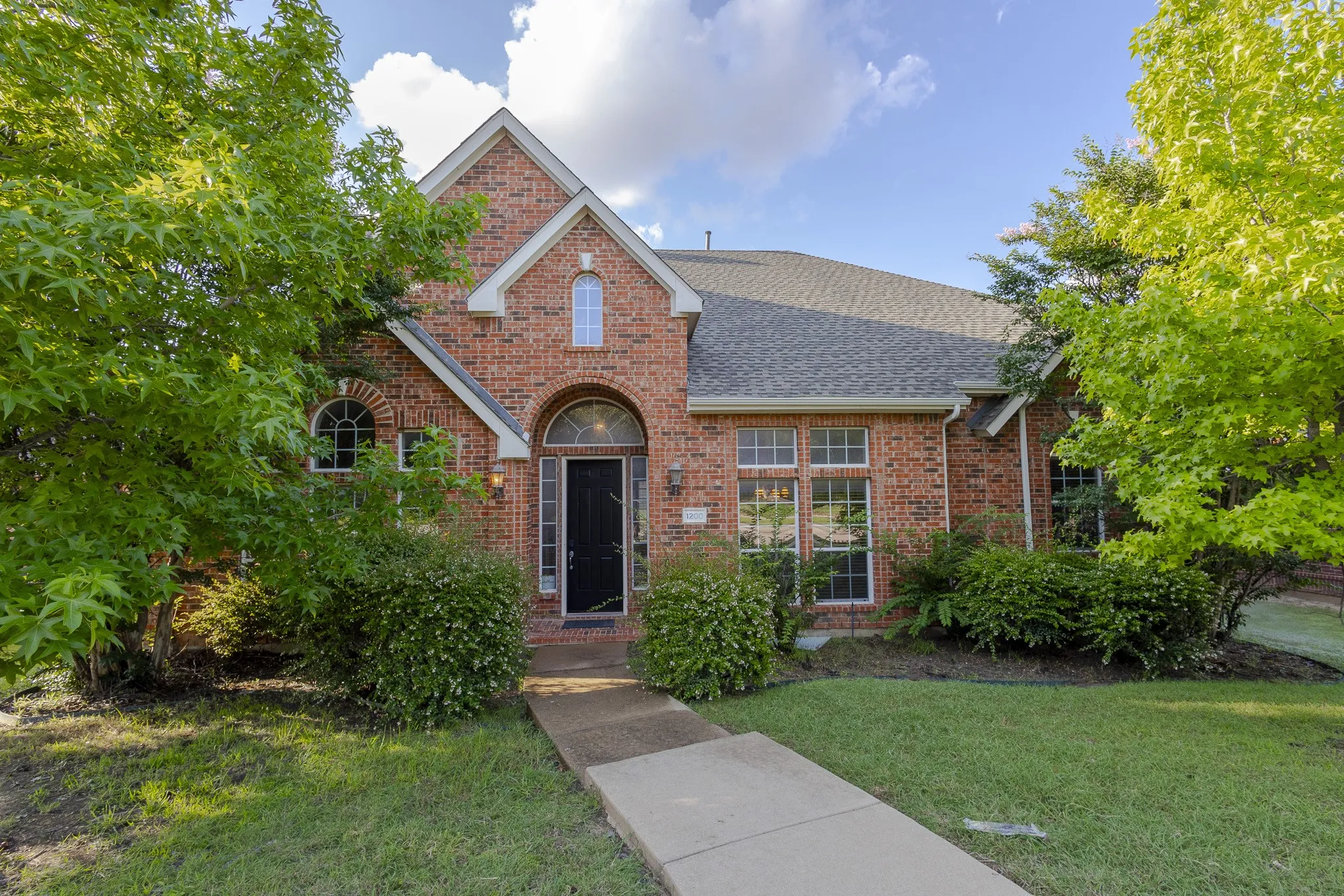 View of front of home featuring a front yard