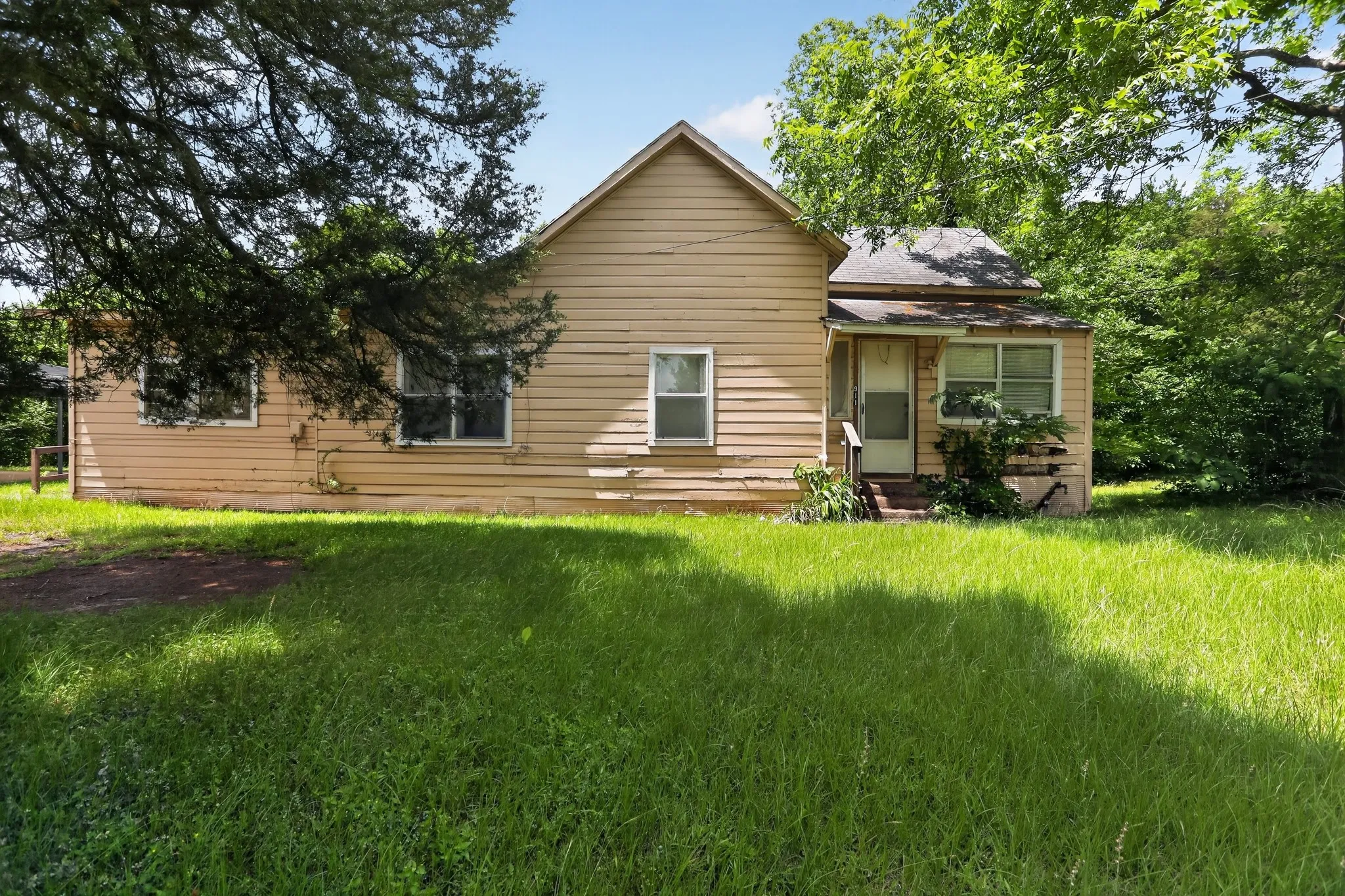 Single Family Residence For Sale in Anderson County , 911 W Reagan Street, Palestine, Texas 75801, 3 Bedroom, 1 Bathroom, Garage spaces, 1,596 Sqft, built in 1950, mls#21276243, Real Estate Agent in Palestine, Homes For Sale in Anderson county, Homes For Sale in Palestine, Realtor in Palestine Texas, Real Estate Brokerage Independent Realty Texas, Luminita Cordes Realtor