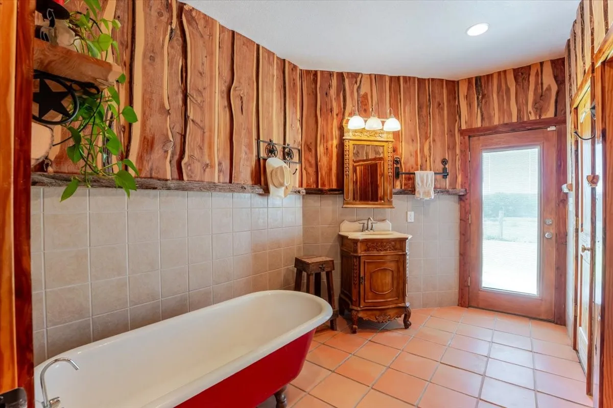 Single Family Residence For Sale in Wise County , 6721 FM 1810, Chico, Texas 76431, 3 Bedrooms, 2 Bathrooms, Garage spaces, 2,900 Sqft, built in 2007, Price $675,000, mls#21276246, Real Estate Agent in Chico, Homes For Sale in Wise county, Homes For Sale in Chico, Realtor in Chico Texas, Real Estate Brokerage Independent Realty Texas, Luminita Cordes Realtor