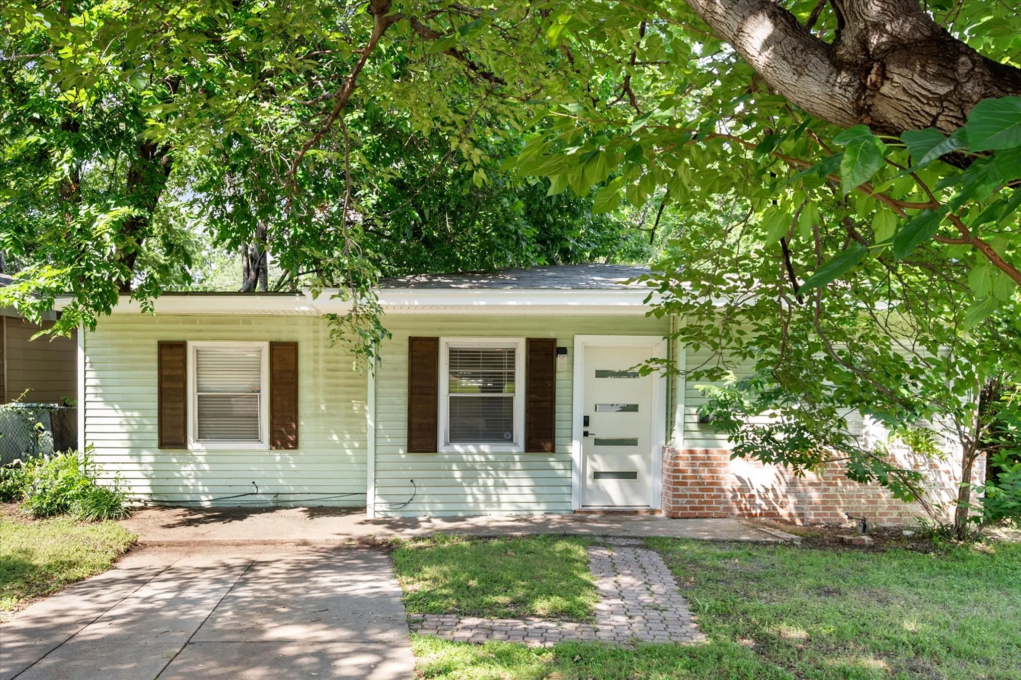 Single Family Residence For Sale in Tarrant County , 3413 Western Avenue, Fort Worth, Texas 76107, 2 Bedroom, 1 Bathroom, Garage spaces, 1,093 Sqft, built in 1950, mls#21276260, Real Estate Agent in Fort Worth, Homes For Sale in Tarrant county, Homes For Sale in Fort Worth, Realtor in Fort Worth Texas, Real Estate Brokerage Independent Realty Texas, Luminita Cordes Realtor