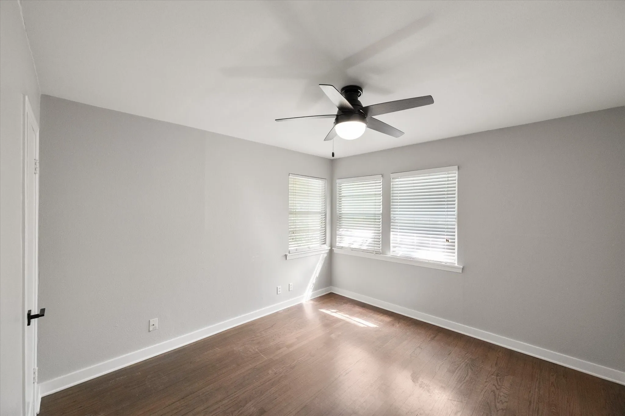 Single Family Residence For Sale in Tarrant County , 3413 Western Avenue, Fort Worth, Texas 76107, 2 Bedroom, 1 Bathroom, Garage spaces, 1,093 Sqft, built in 1950, mls#21276260, Real Estate Agent in Fort Worth, Homes For Sale in Tarrant county, Homes For Sale in Fort Worth, Realtor in Fort Worth Texas, Real Estate Brokerage Independent Realty Texas, Luminita Cordes Realtor