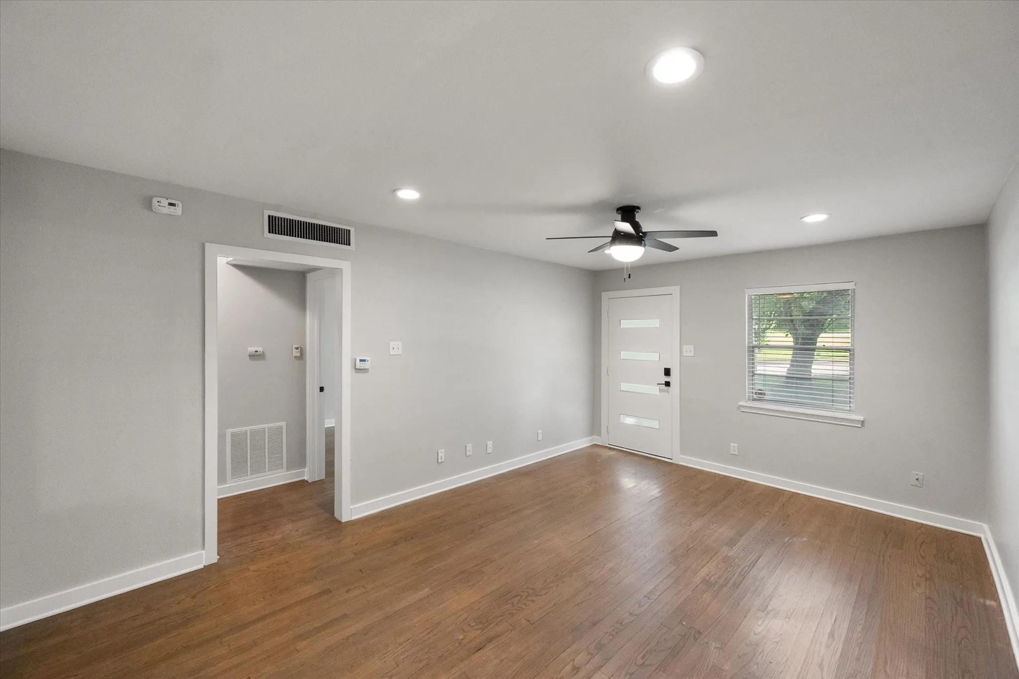 Single Family Residence For Sale in Tarrant County , 3413 Western Avenue, Fort Worth, Texas 76107, 2 Bedroom, 1 Bathroom, Garage spaces, 1,093 Sqft, built in 1950, mls#21276260, Real Estate Agent in Fort Worth, Homes For Sale in Tarrant county, Homes For Sale in Fort Worth, Realtor in Fort Worth Texas, Real Estate Brokerage Independent Realty Texas, Luminita Cordes Realtor